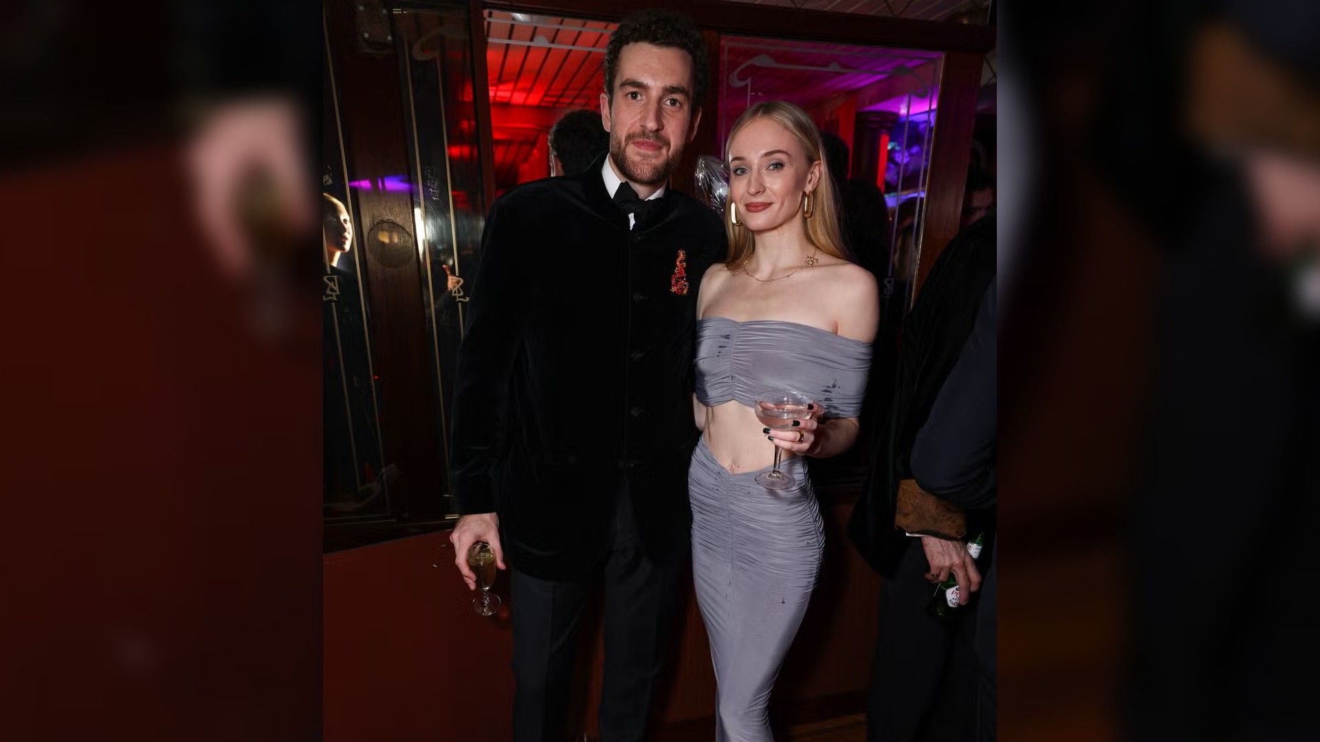 Aktorka Sophie Turner w jasno-niebieskiej sukni wieczorowej i Peregrine Pearson w czarnym garniturze pozują razem