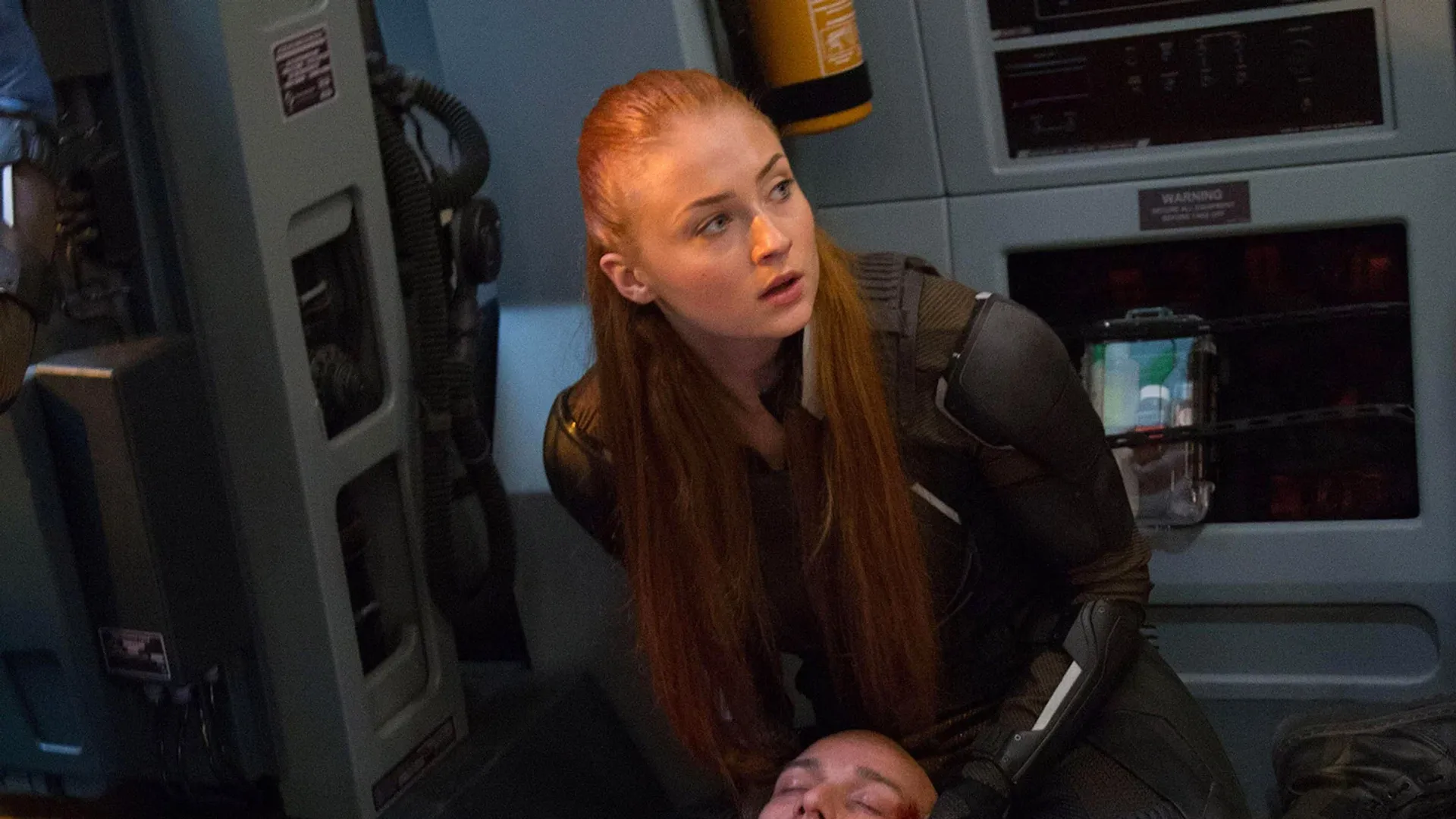 Aktorka Sophie Turner w filmie 'X-Men Apocalypse', czerwony kucyk, czarny strój