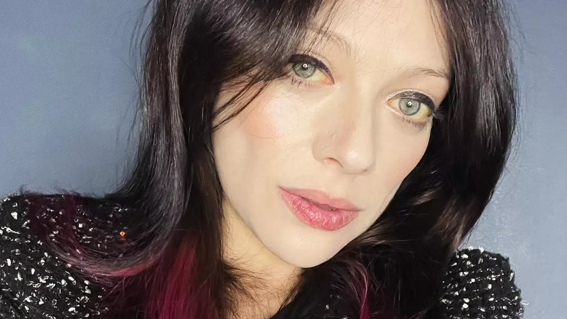 Selfie aktorki Michelle Trachtenberg, białka jej oczu mają żółtawy odcień