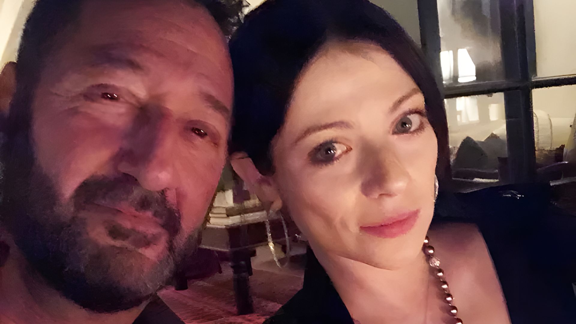 Aktorka Michelle Trachtenberg i Jay Cohen robią wspólne selfie