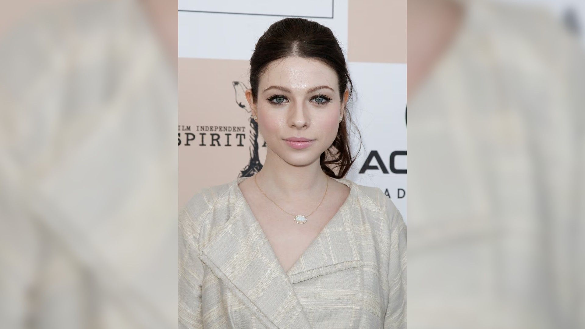 Michelle Trachtenberg w białej koszuli, włosy związane do tyłu