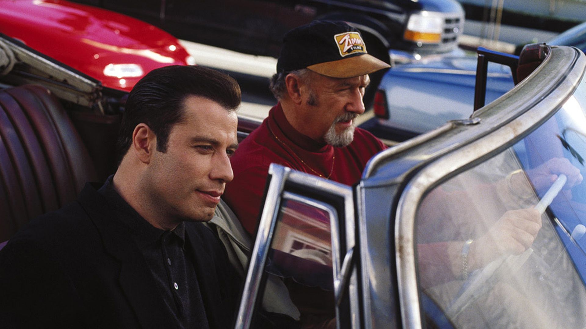 John Travolta i Gene Hackman w czerwonym kabriolecie w scenie z filmu 'Get Shorty'