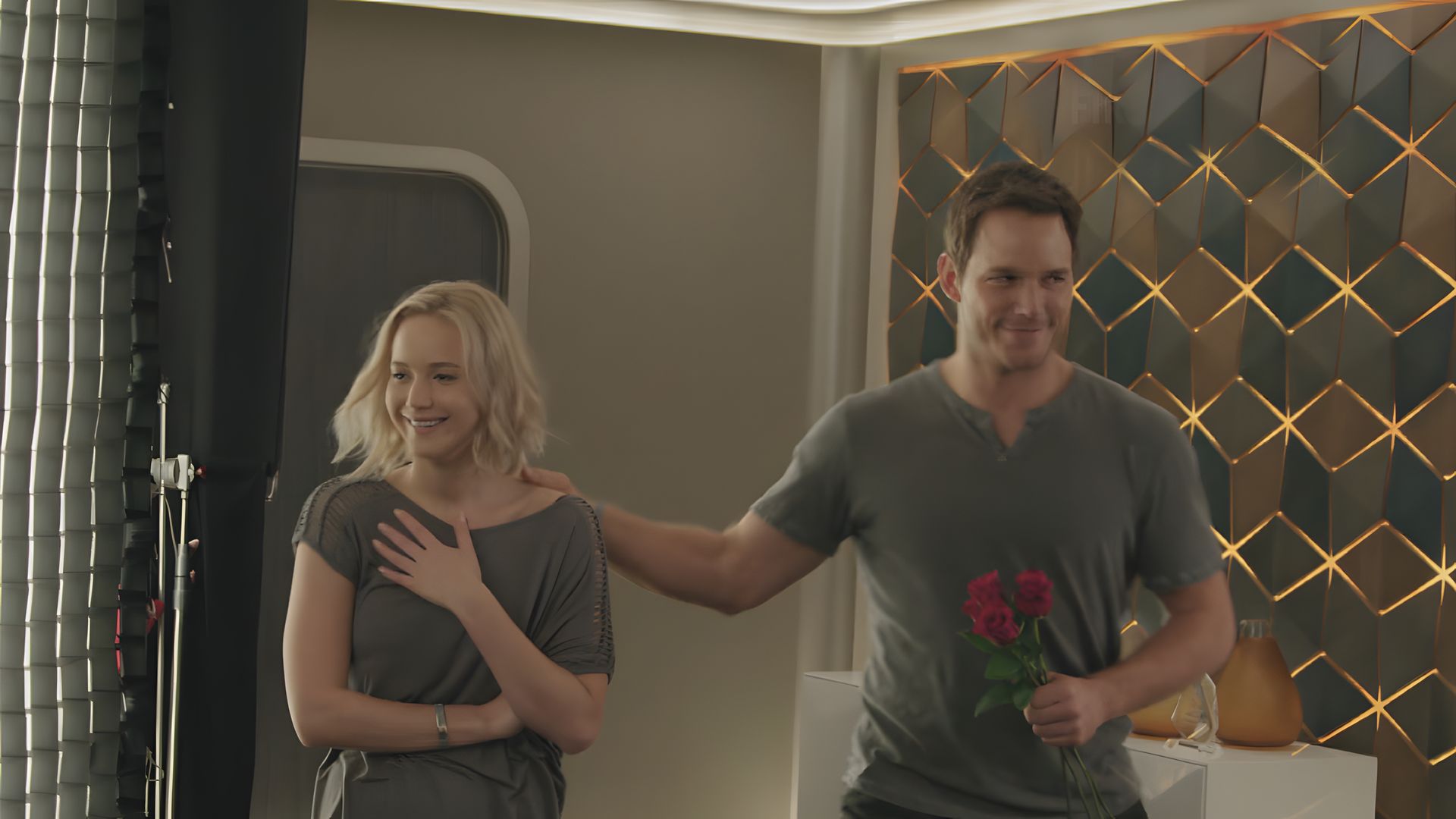 Jennifer Lawrence i Chris Pratt w ruchu, oboje wydają się zakłopotani