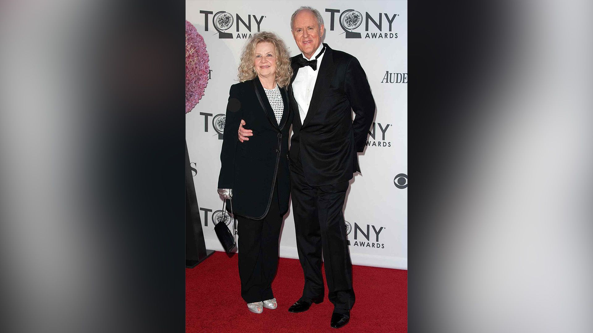 John Lithgow i Mary Yeager w czarnych garniturach na gali Tony Awards