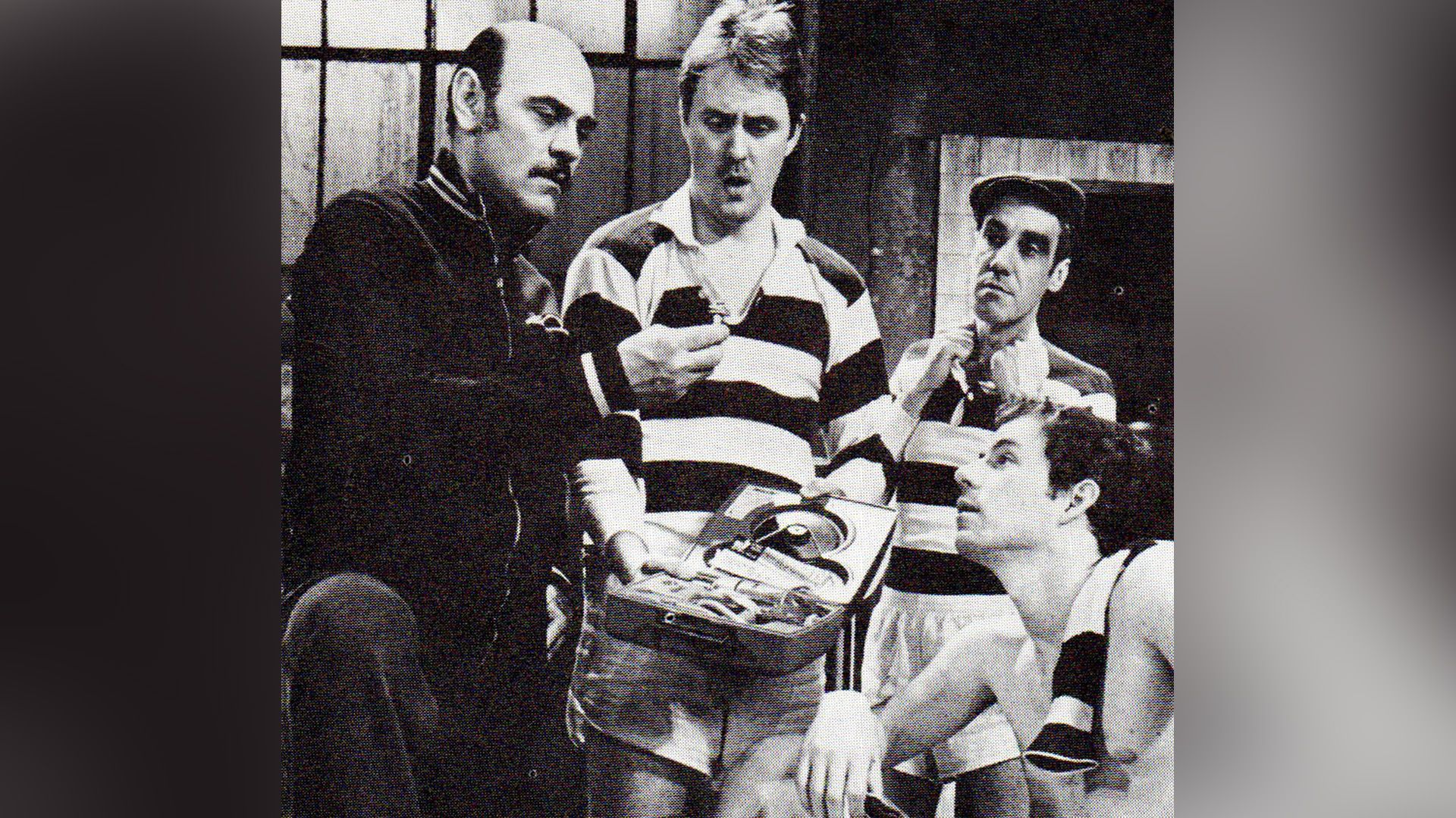 John Lithgow w pasiastym swetrze w spektaklu "The Changing Room"
