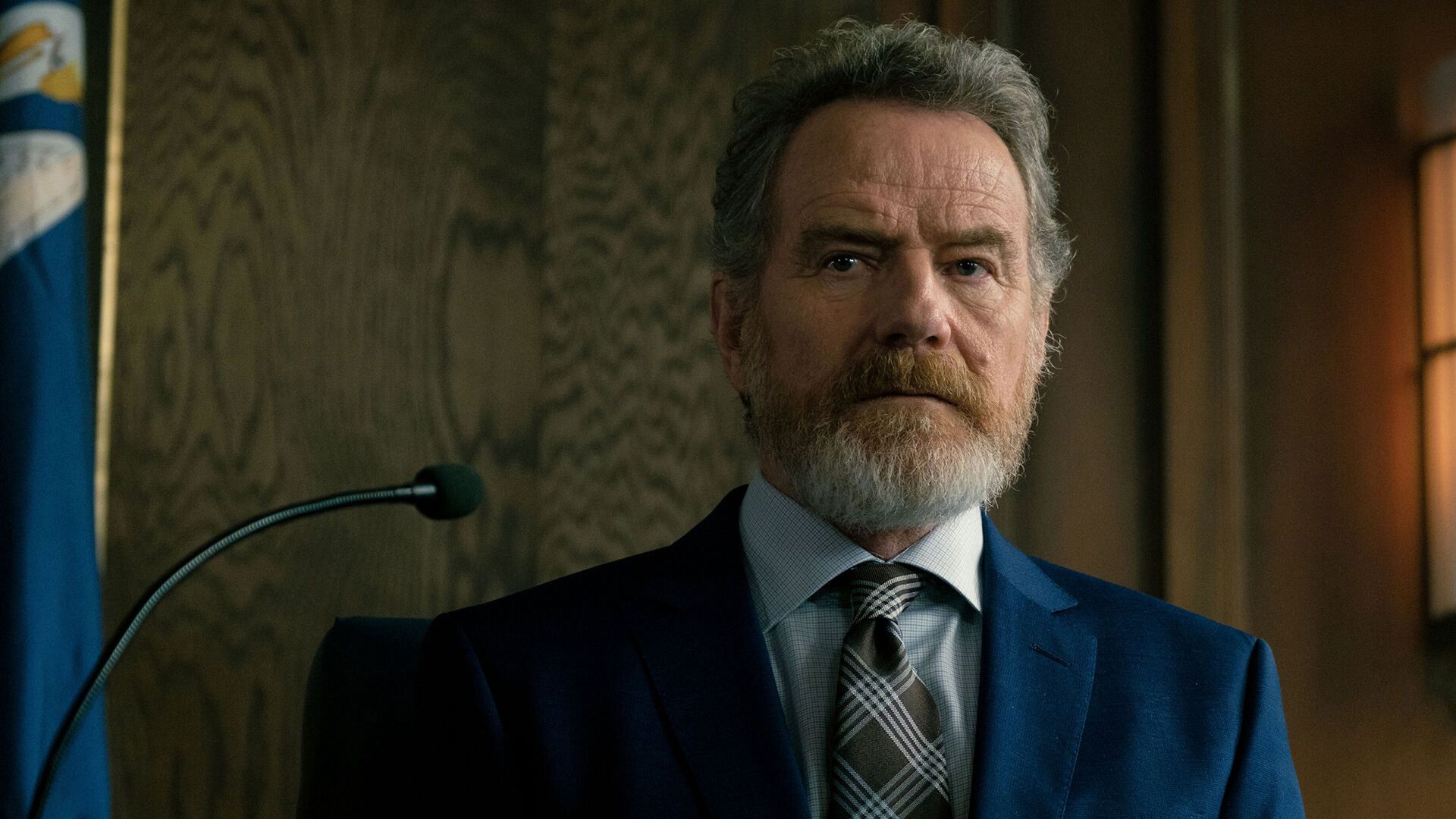 Brodaty Bryan Cranston w kurtce w scenie z serialu 'Your Honor'