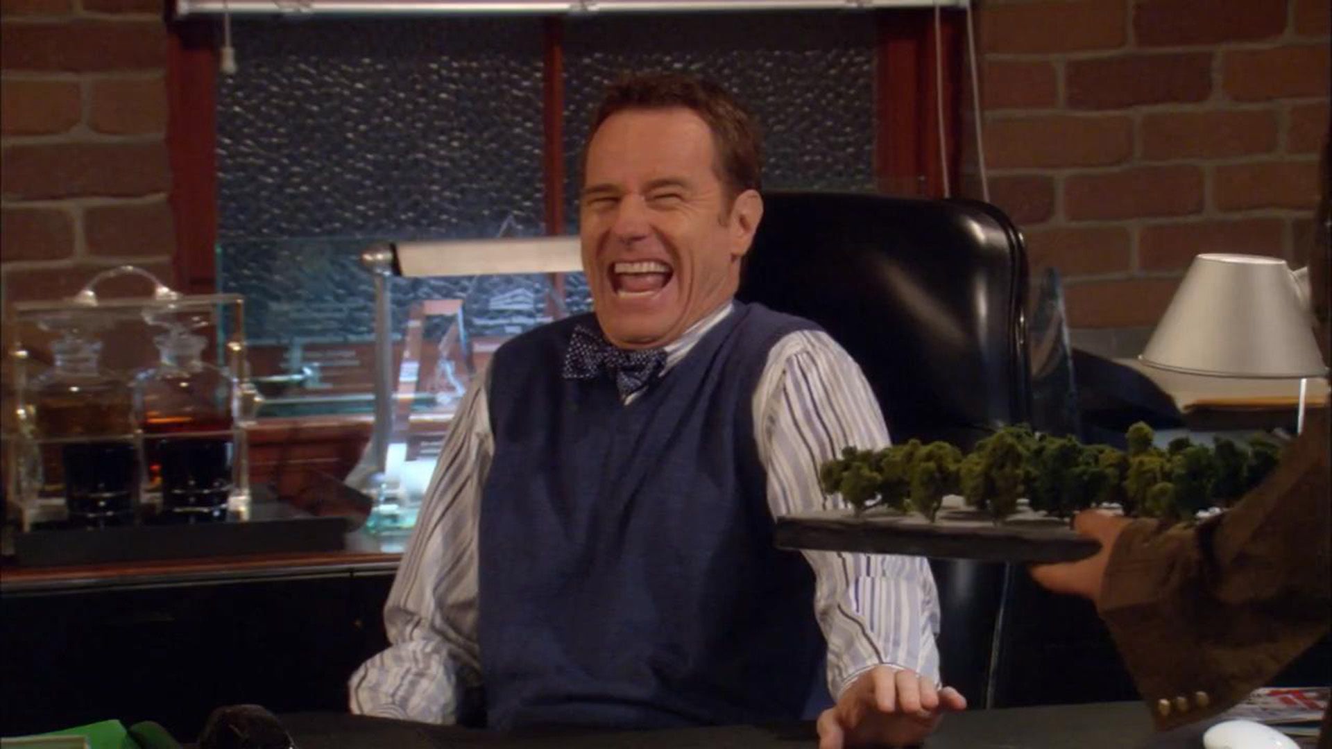 Śmiejący się Bryan Cranston w scenie z serialu 'How I Met Your Mother'