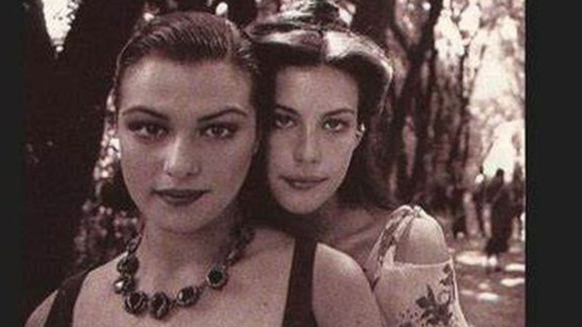 Wspólne zdjęcie Rachel Weisz i Liv Tyler z filtrem sepii