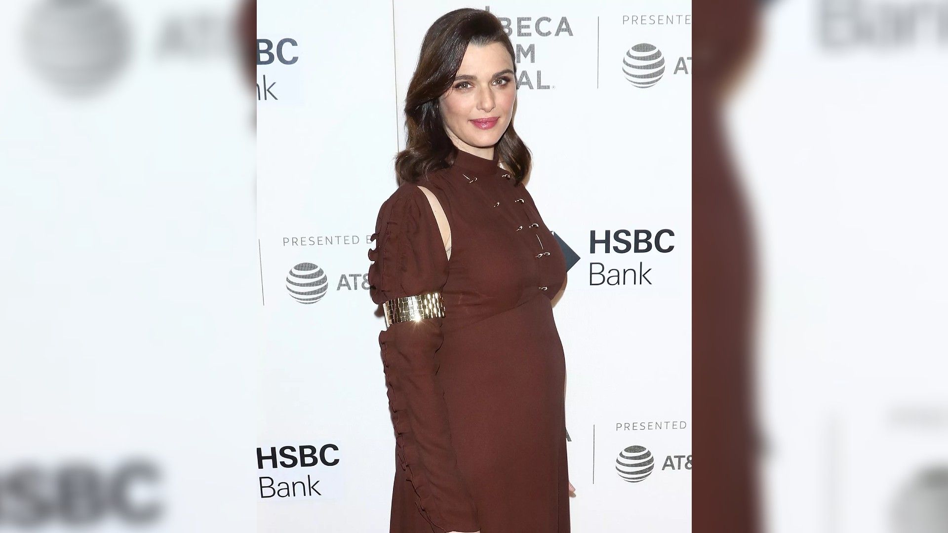 Rachel Weisz w bordowej sukni na całą sylwetkę, wyraźnie widać, że spodziewa się dziecka