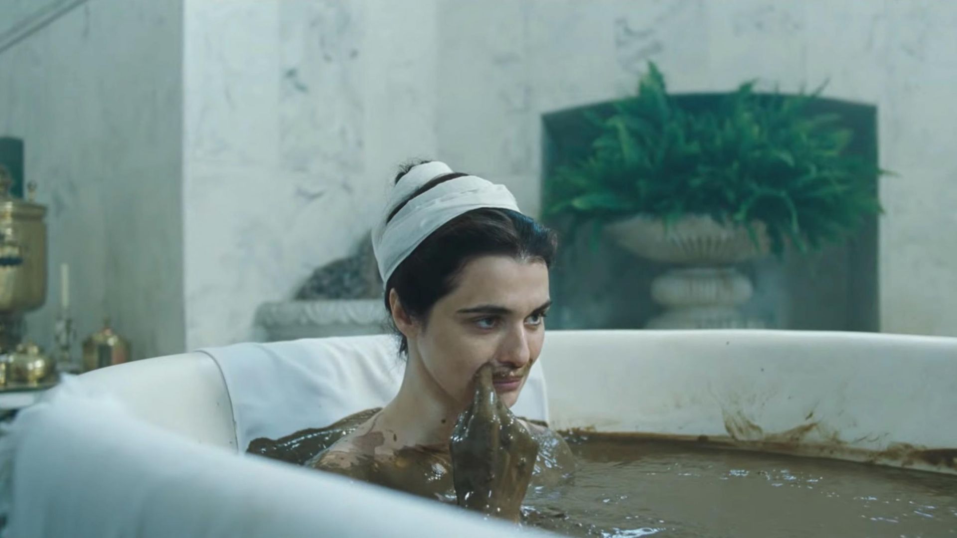 Rachel Weisz w wannie robiąca sobie wąsy z brudu