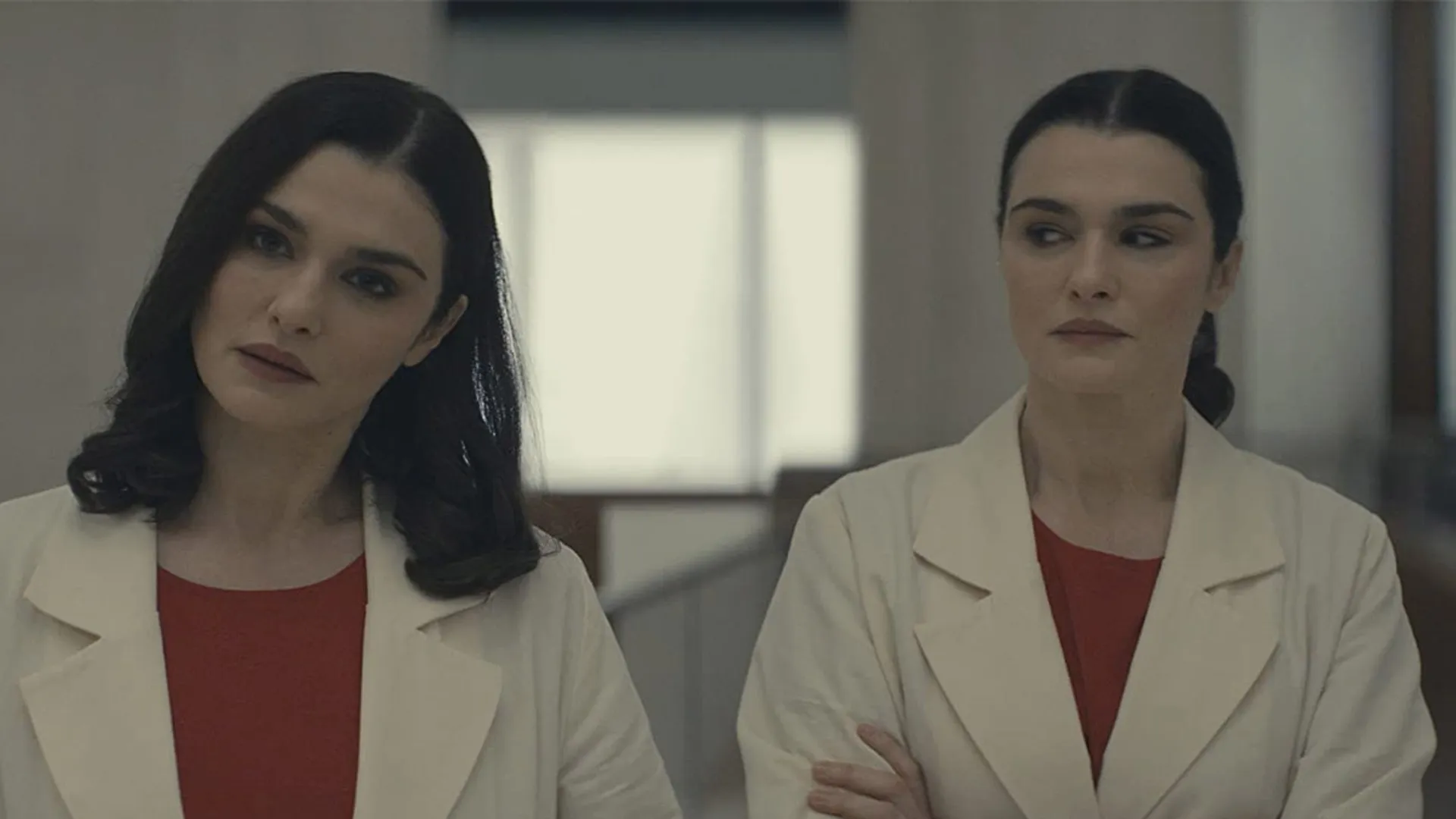 Dwie Rachel Weisz w białych fartuchach