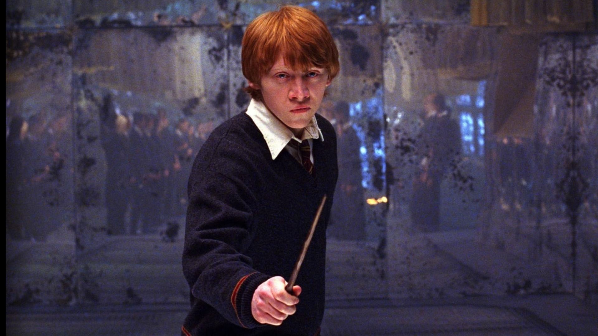 Aktor Rupert Grint w młodości jako Ron Weasley, stojący z różdżką przed lustrem