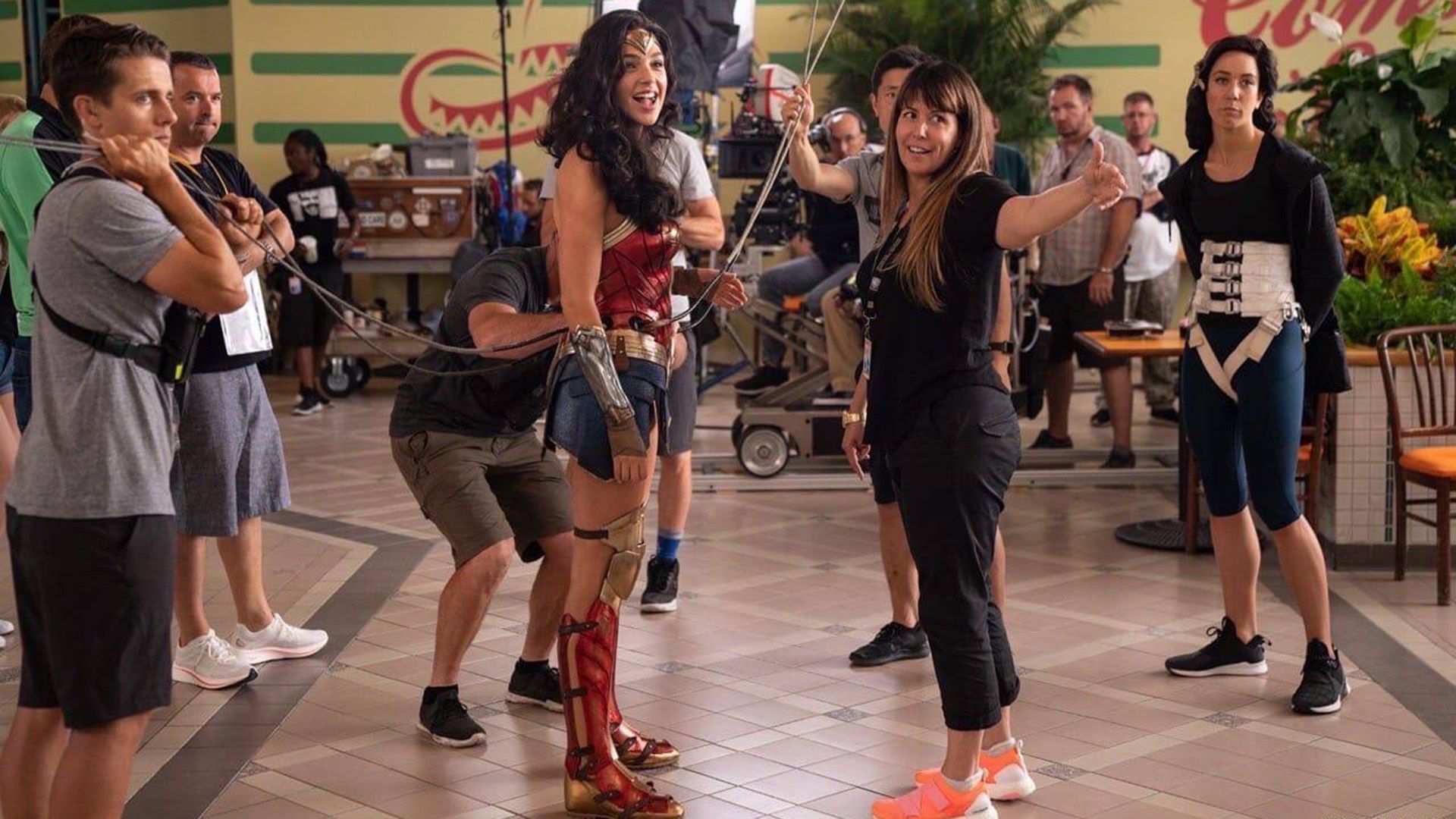Gal Gadot jako Wonder Woman otoczona przez ekipę filmową