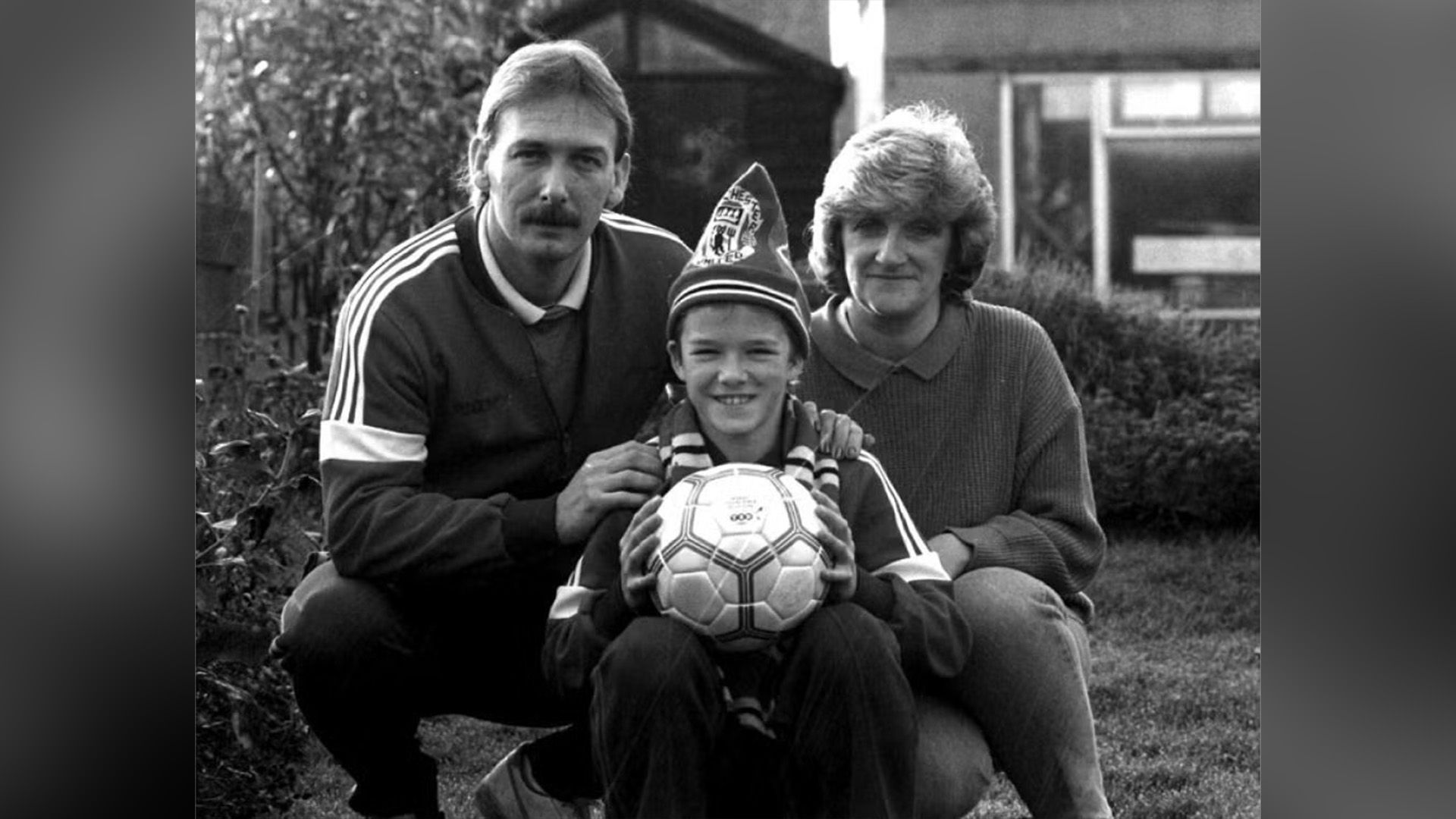 David Beckham jako dziecko z rodzicami na trawniku przed domem