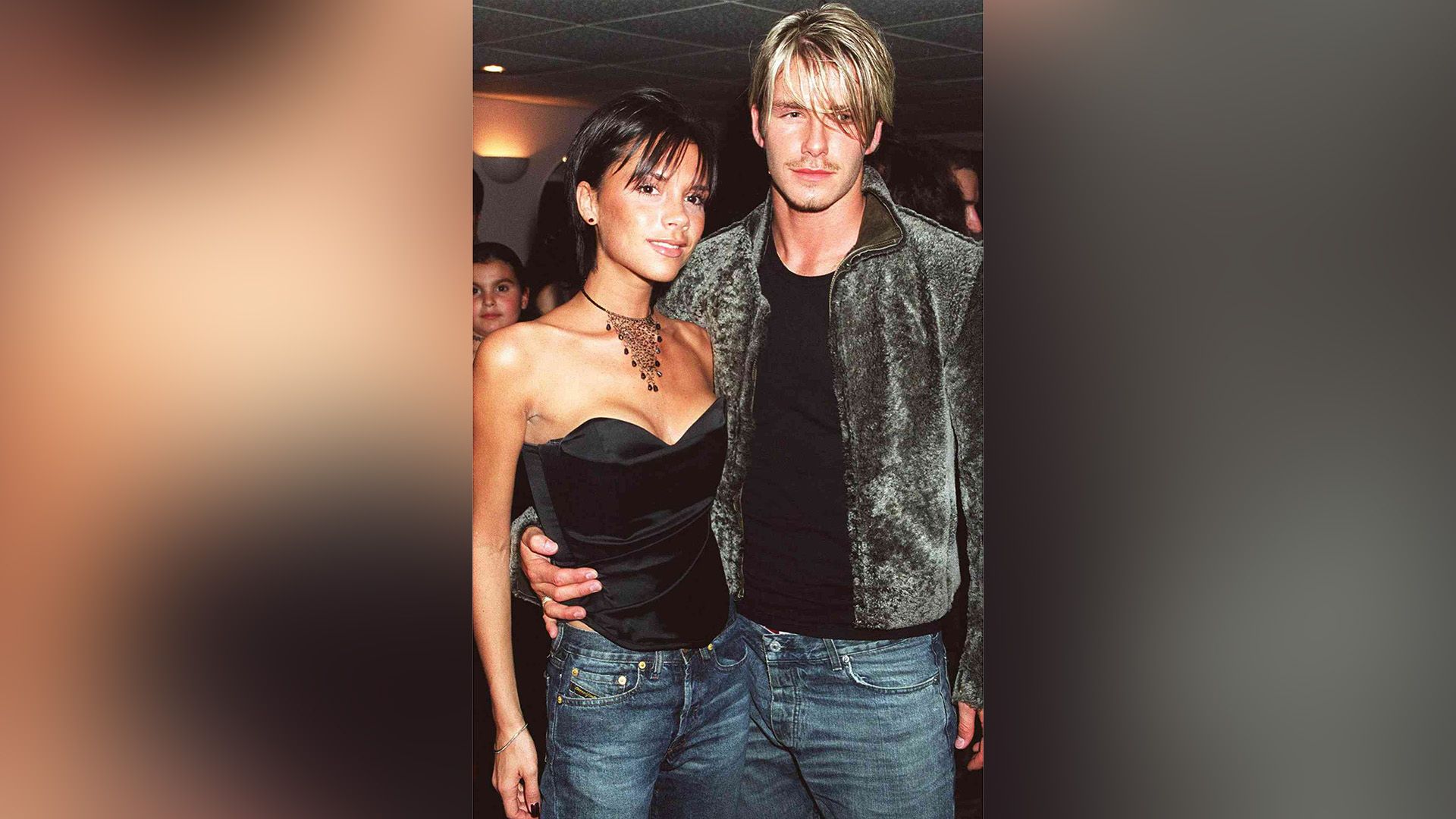Młody David Beckham obejmuje Victorię Adams w pasie na imprezie towarzyskiej