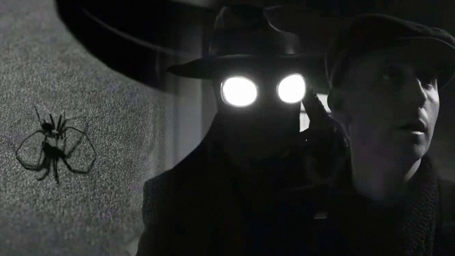 Aktor Nicolas Cage jako noir Spider-Man w kapeluszu i świecących okularach stoi za mężczyzną