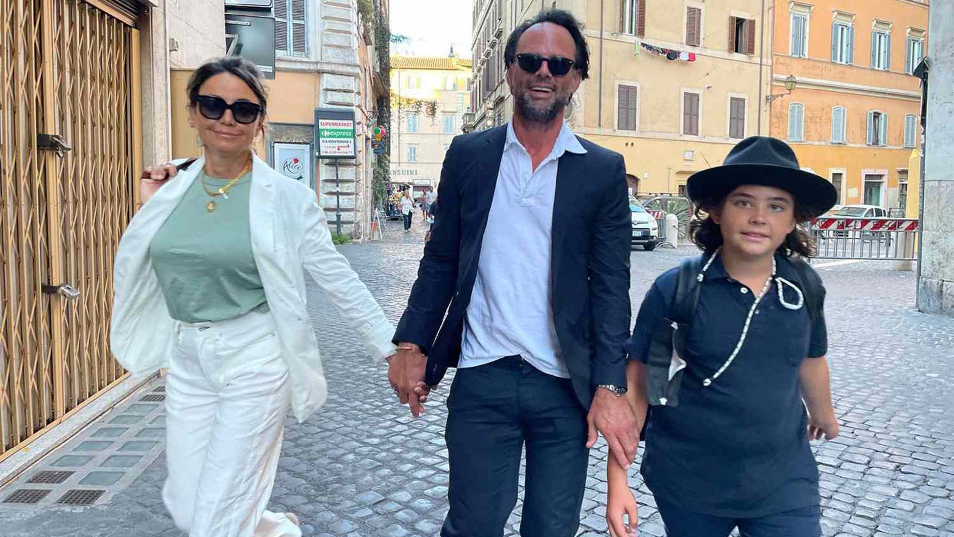 Walton Goggins, jego żona Nadia Conners i ich syn Augustus idą ulicą i się uśmiechają