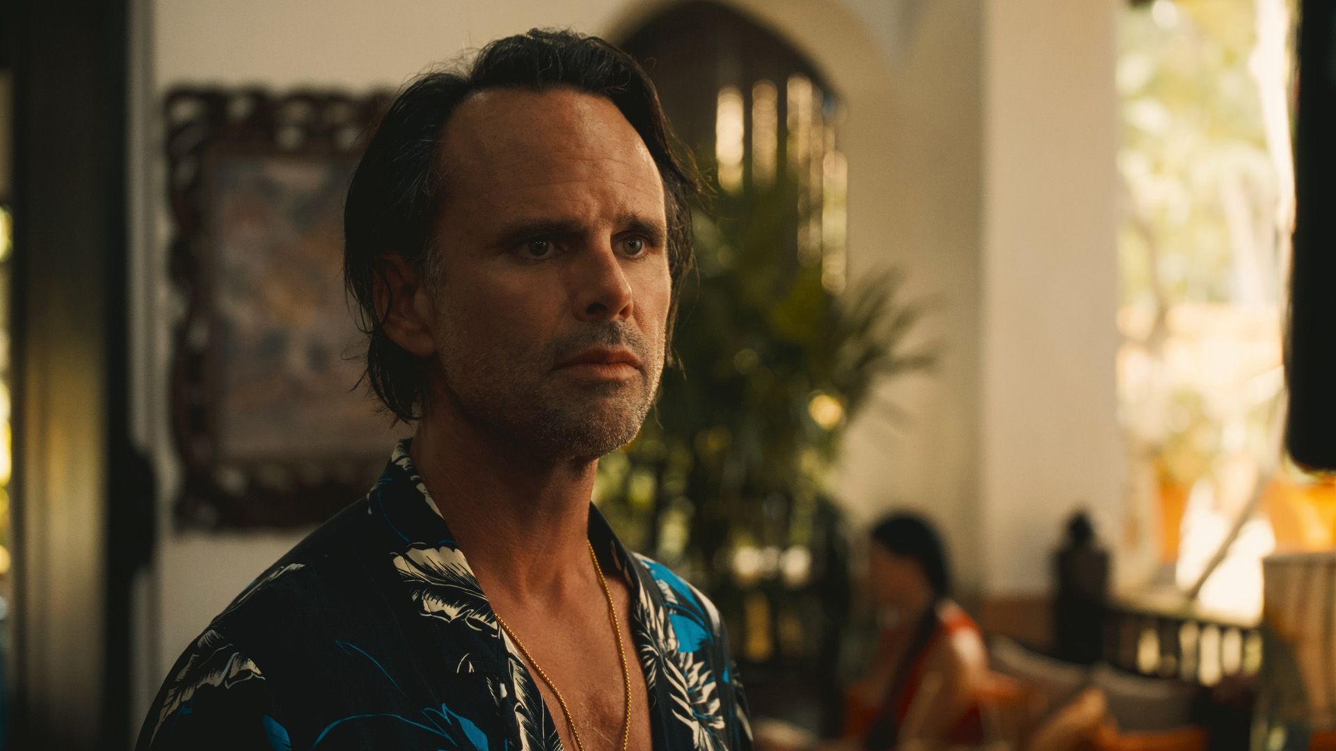 Walton Goggins w koszuli hawajskiej i ze złotym łańcuchem na szyi