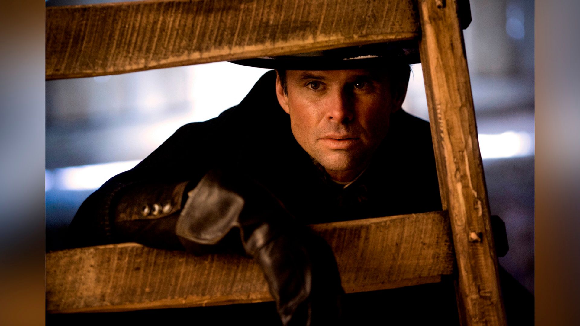 Walton Goggins zagląda przez drewniane schody