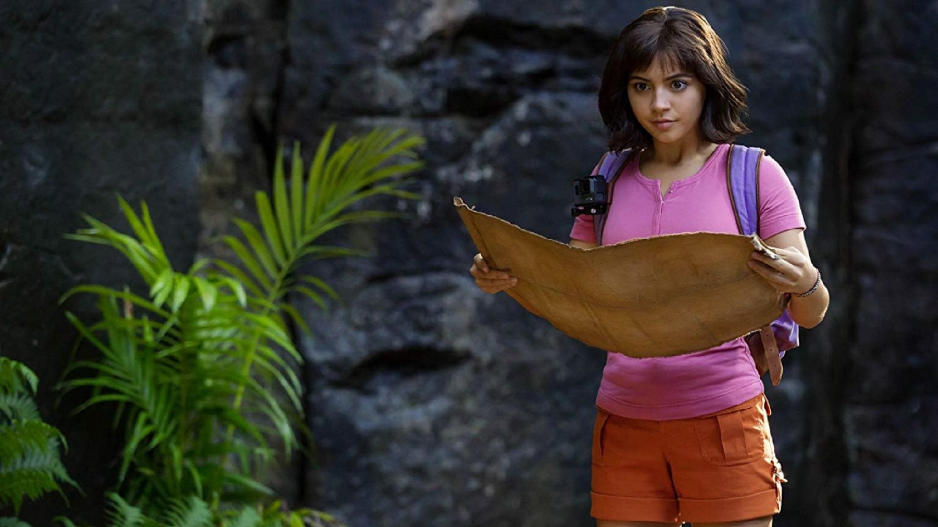 Dora the Explorer patrzy przed siebie, rozwijając mapę