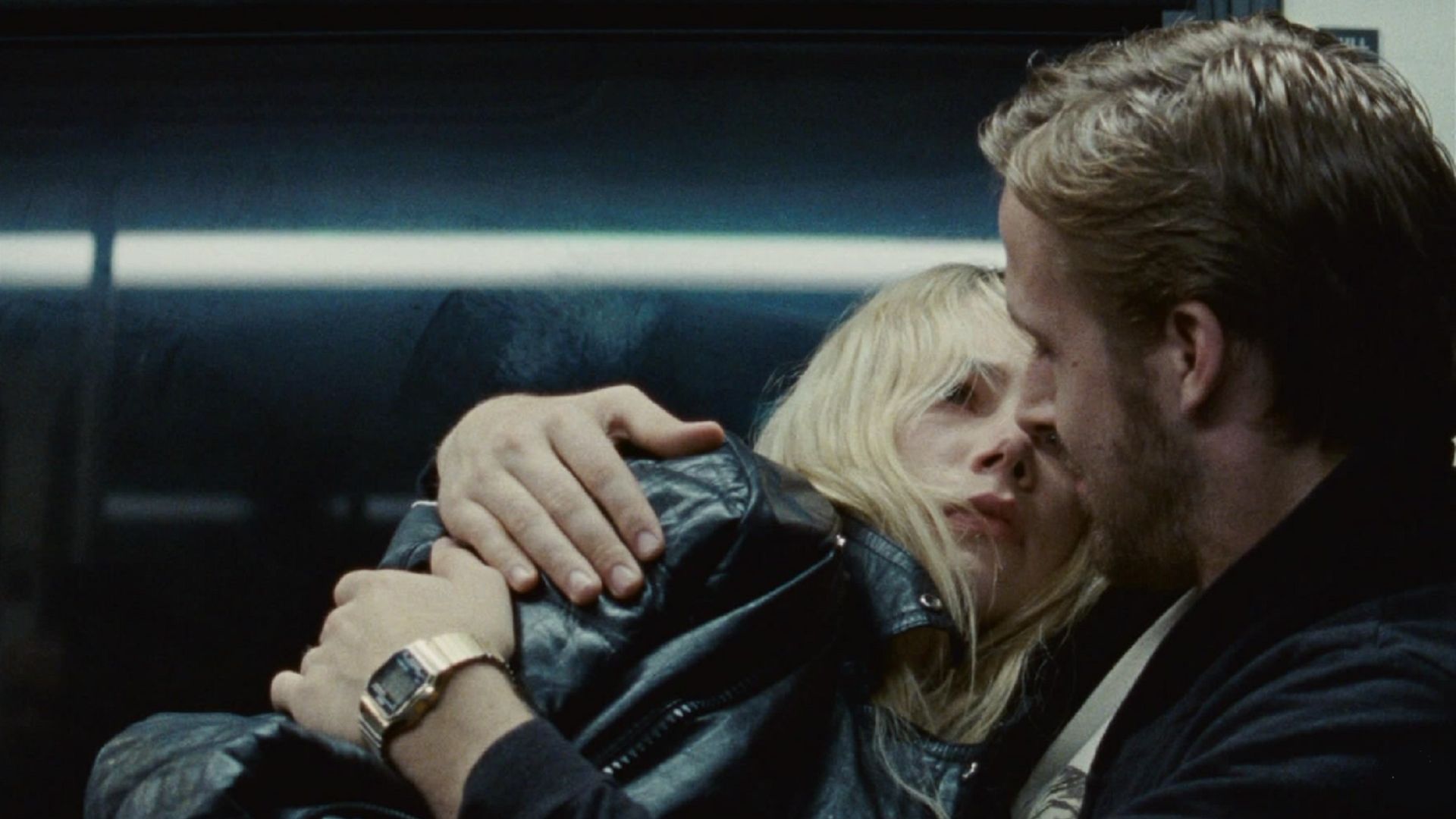Ryan Gosling romantycznie obejmuje Michelle Williams w wagonie metra