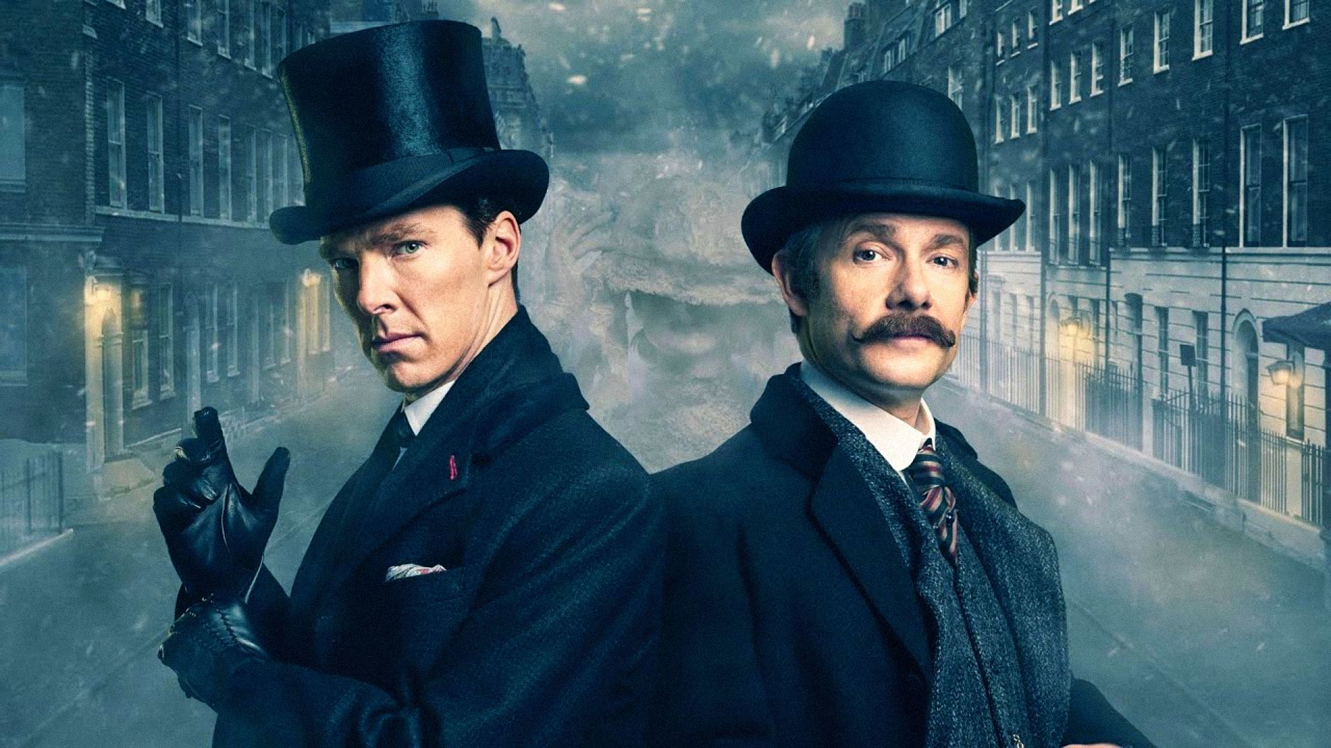 Aktor Benedict Cumberbatch jako Sherlock Holmes z melonik na głowie poprawia rękawiczki i patrzy w kamerę