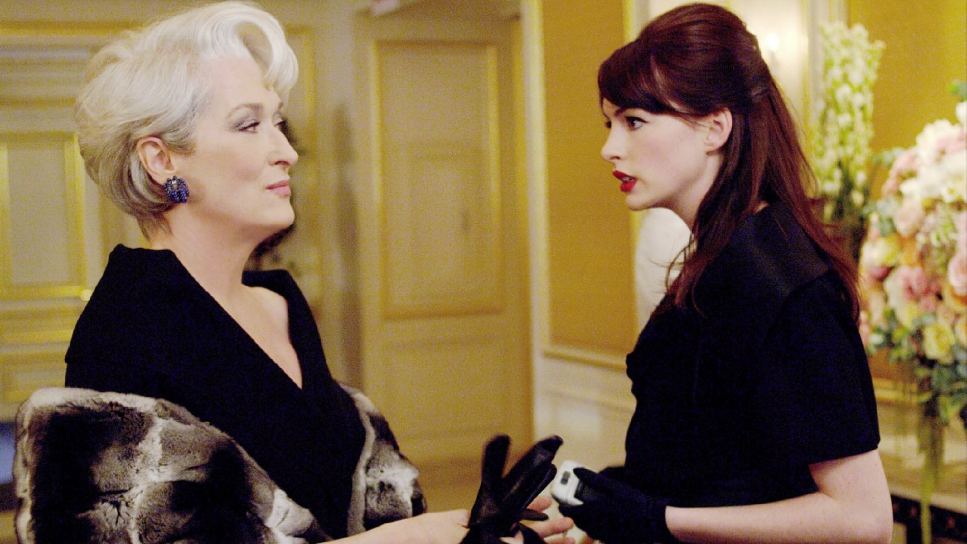 Postacie Meryl Streep i Anne Hathaway patrzą na siebie, wyjaśniając swoje relacje
