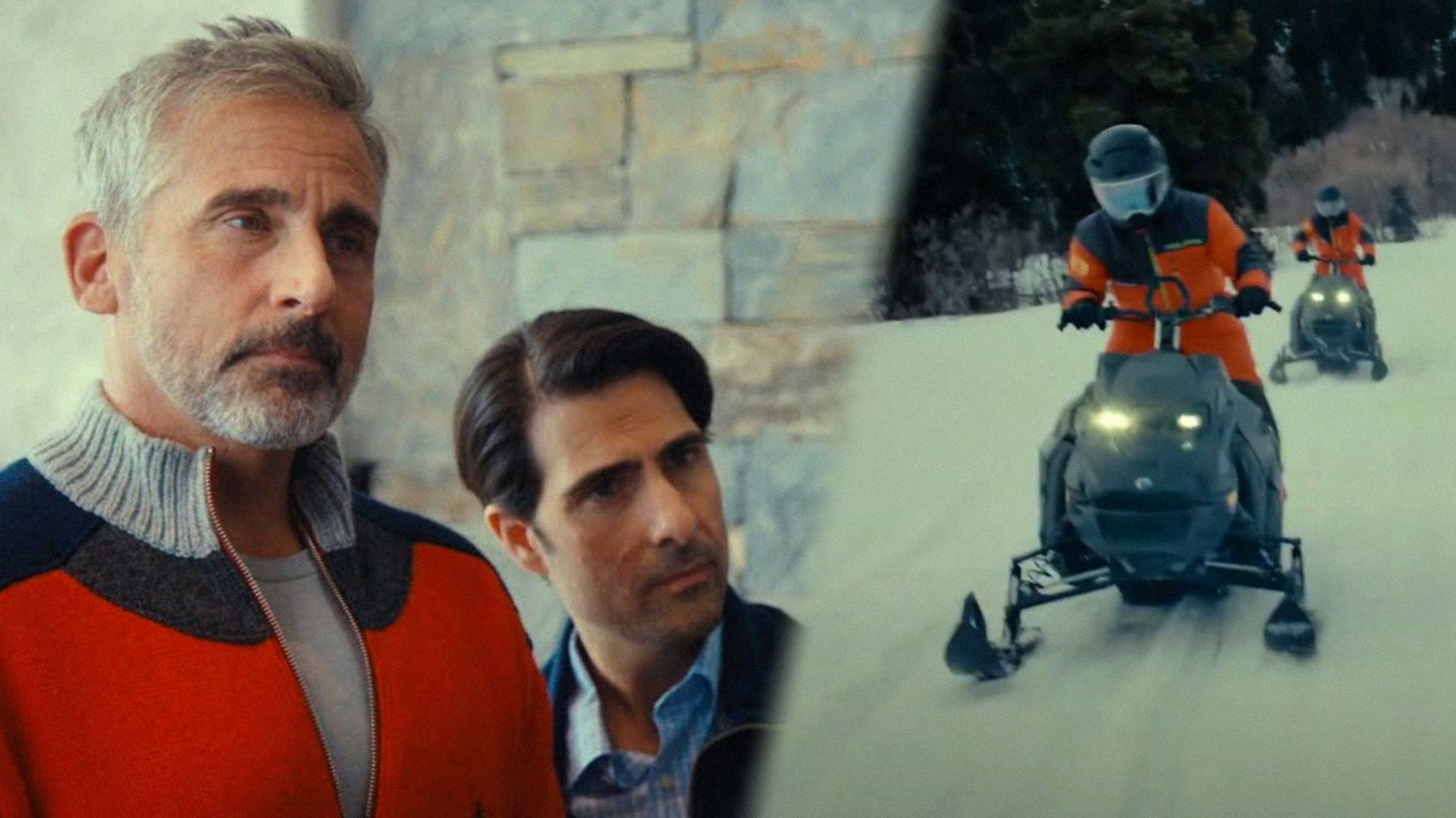 Aktor Steve Carell w pomarańczowym swetrze patrzy na bok na tle kamiennej ściany