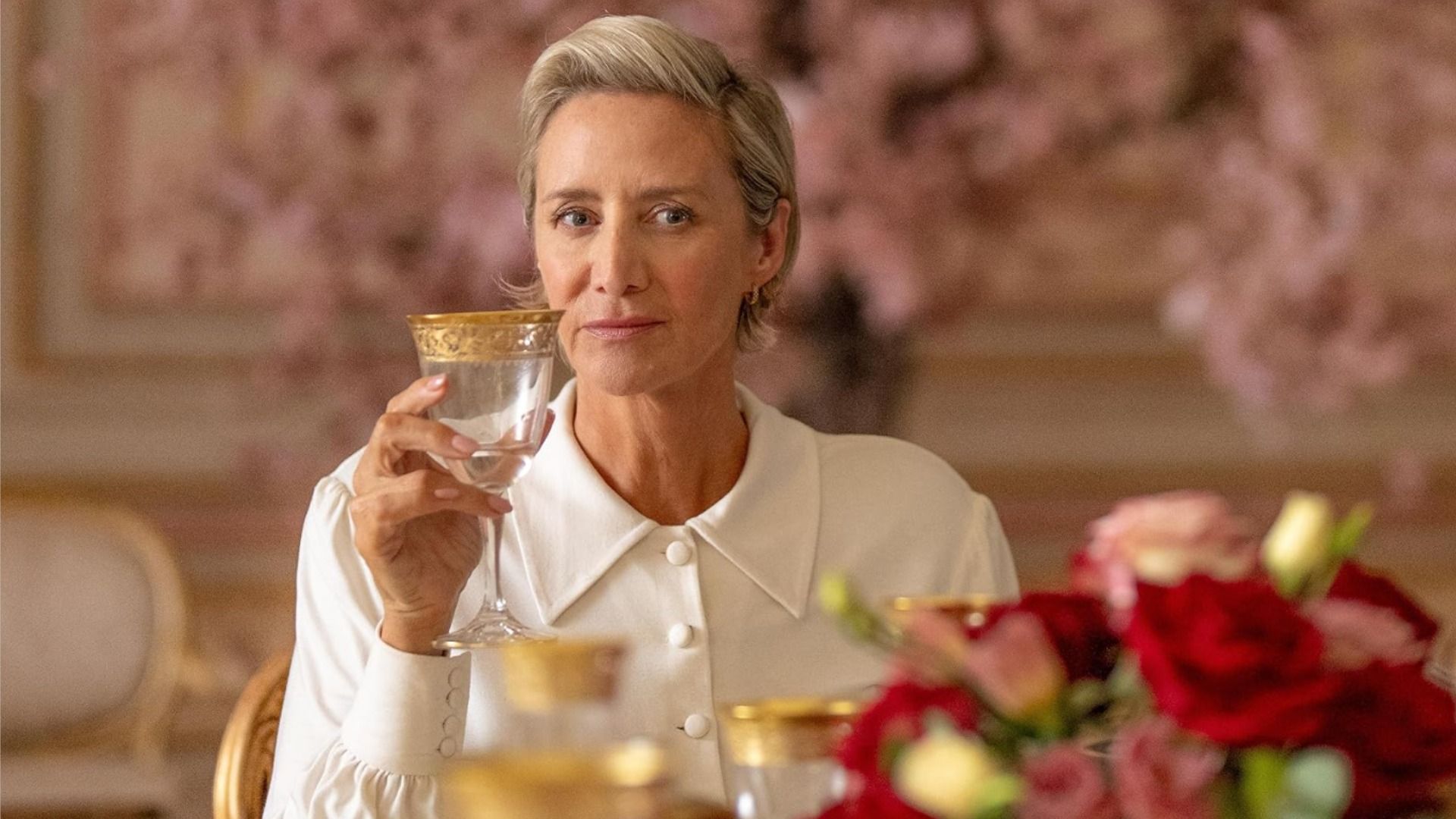 Aktorka Janet McTeer siedzi w białej bluzce z kieliszkiem w ręku