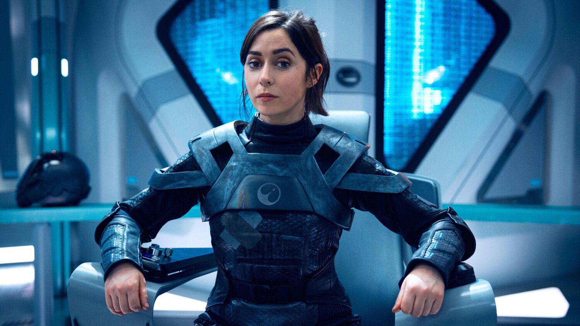 Cristin Milioti w futurystycznym kostiumie w serialu "Black Mirror"