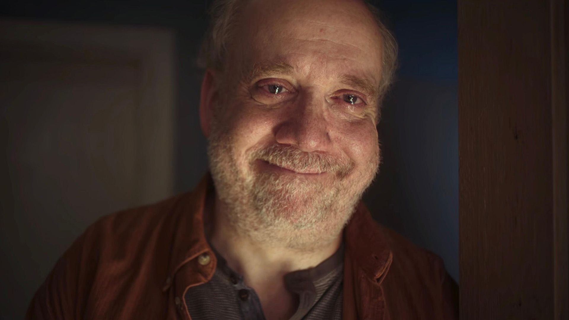 Paul Giamatti uśmiecha się z oczami pełnymi łez