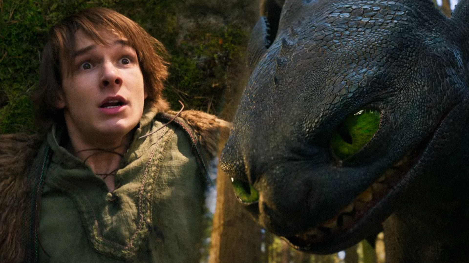 Aktor Mason Thames jako wiking Hiccup patrzy z lękiem na smoka na tle lasu
