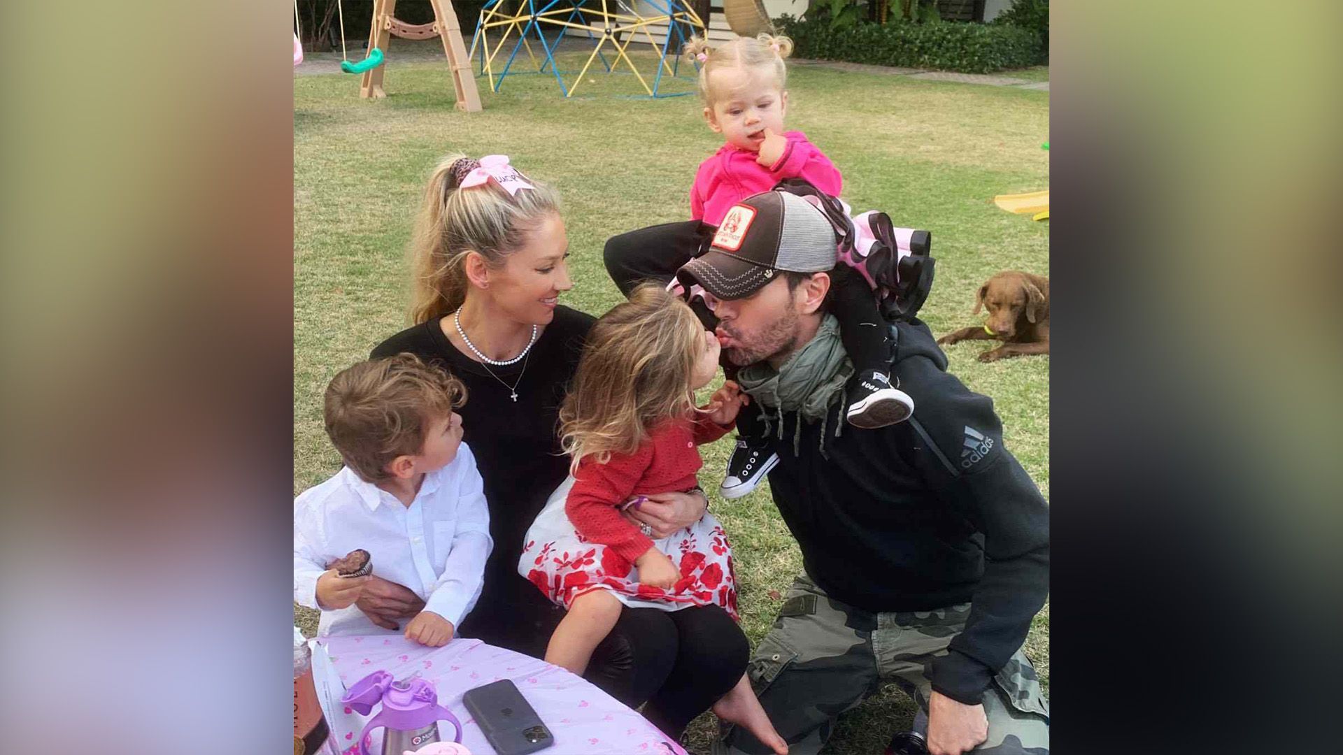 Anna Kournikova z dwójką dzieci na kolanach, Enrique Iglesias z trzecim dzieckiem na ramieniu
