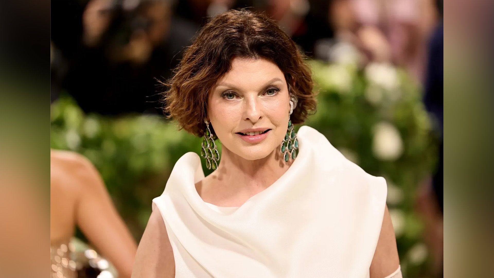 Linda Evangelista w białym stroju na Met Gala 2024