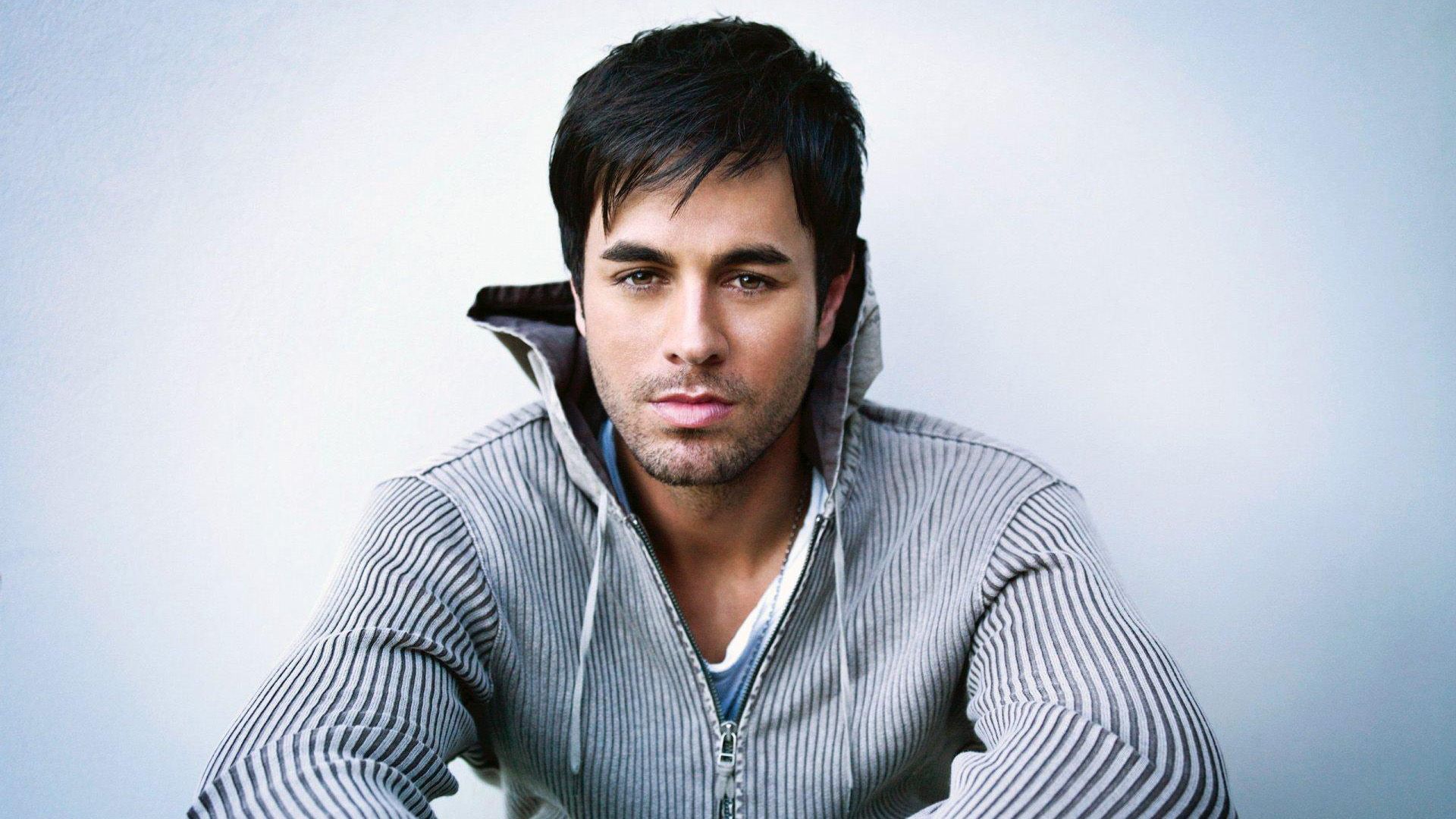Piosenkarz Enrique Iglesias w szarej bluzie