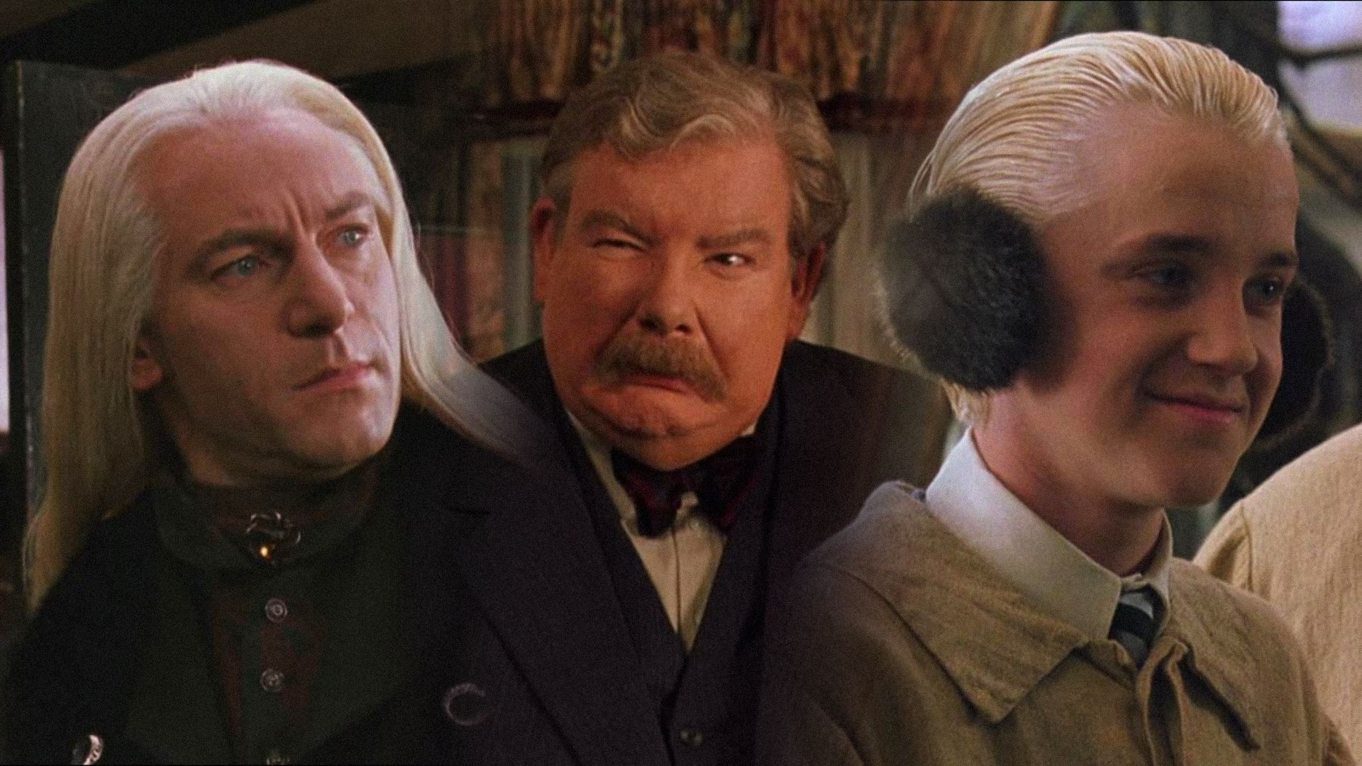 Aktorzy Jason Isaacs, Richard Griffiths i Tom Felton w czarnych i brązowych garniturach
