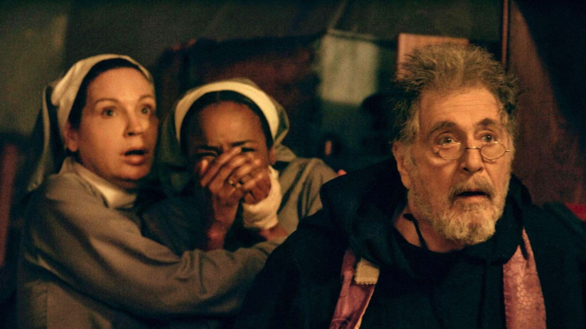 Aktor Al Pacino w okularach i czarnej bluzie z kapturem patrzy w bok z otwartymi ustami