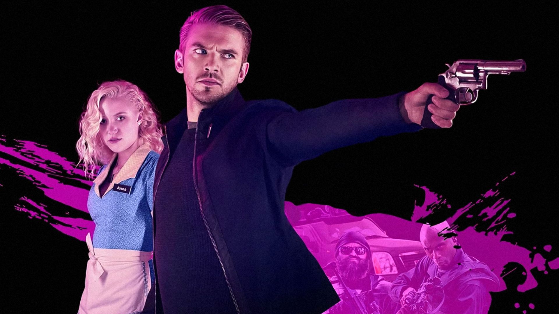 Aktor Dan Stevens trzyma broń i aktorka Maika Monroe w kostiumie kelnerki