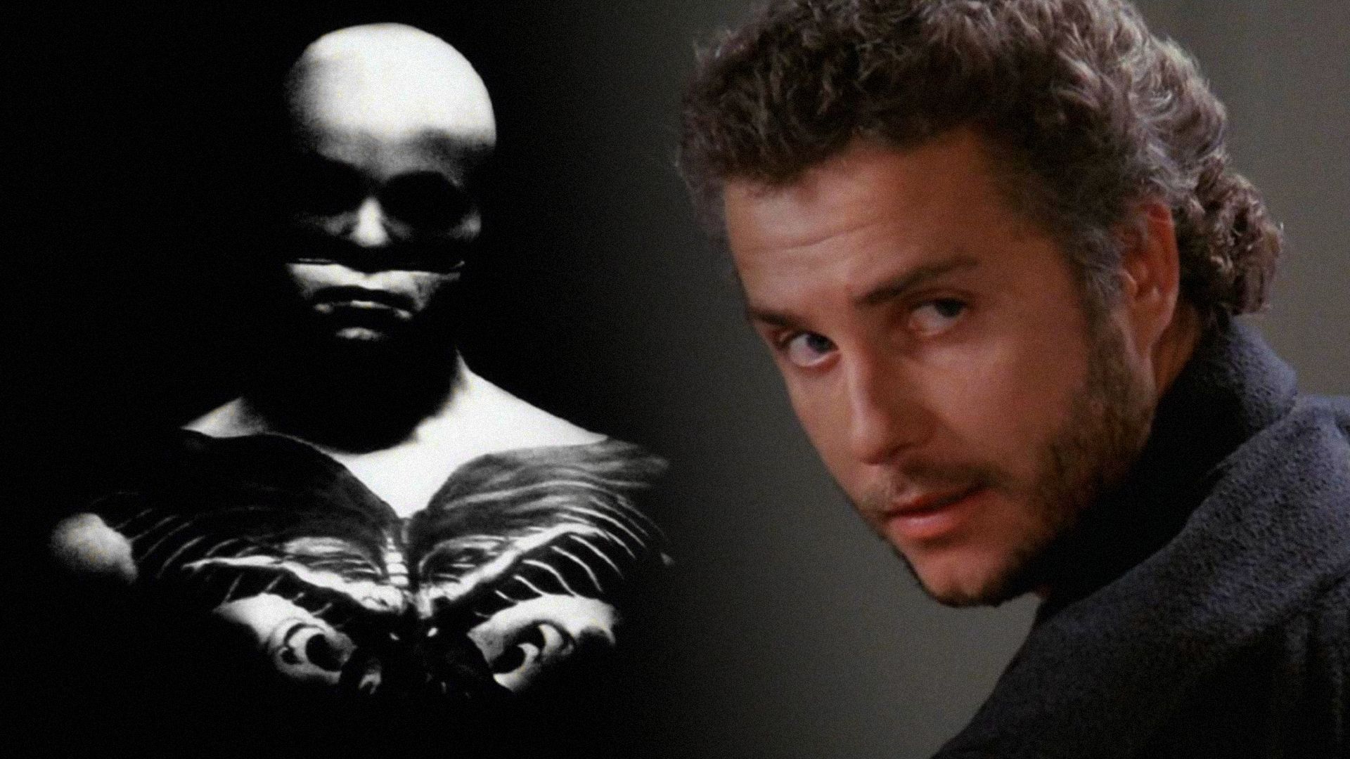Mężczyzna z tatuażem w czarnej masce i aktor William Petersen w szarej kurtce