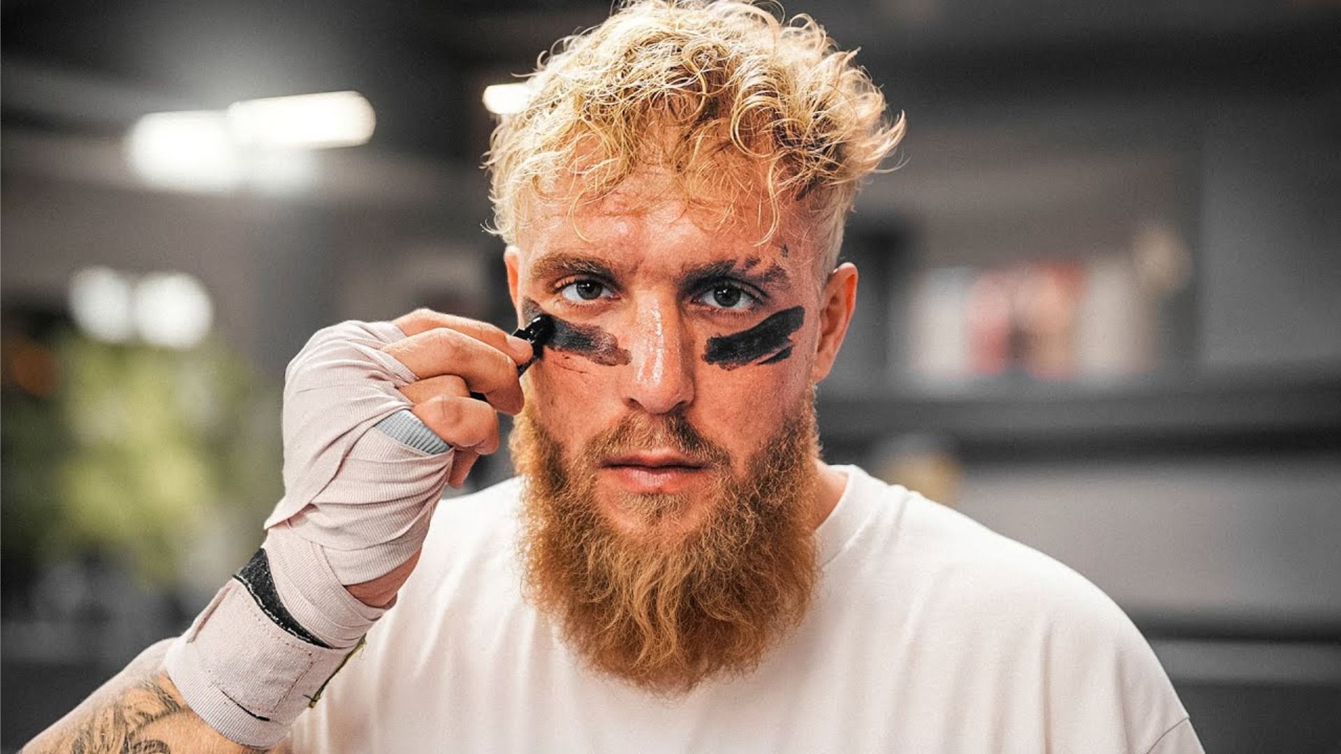 Blogger Jake Paul w białej koszulce i w stroju piłkarza