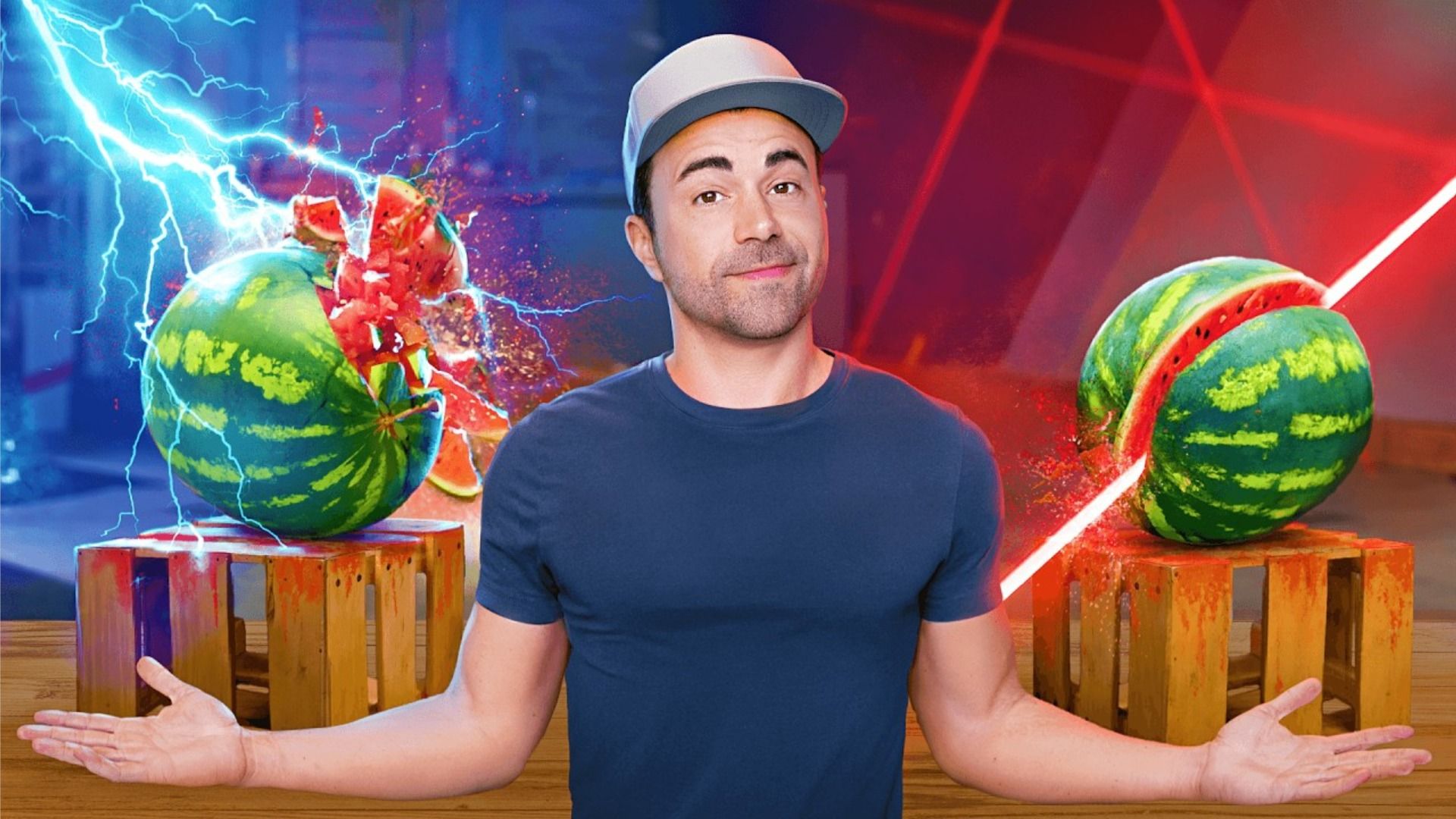 Bloger Mark Rober w niebieskiej koszulce i czapce obok dwóch arbuzów