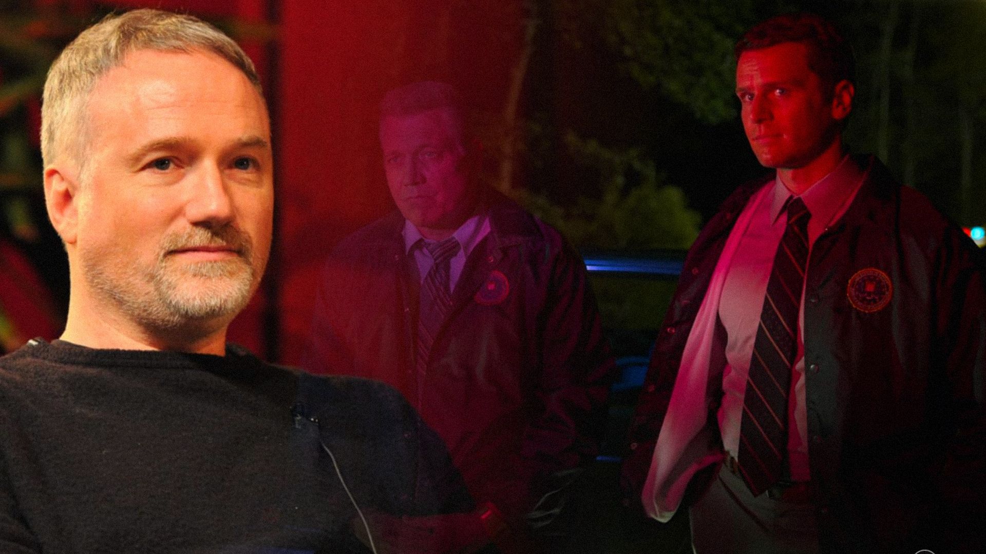 Reżyser David Fincher w czarnej kurtce i dwóch mężczyzn w policyjnych mundurach
