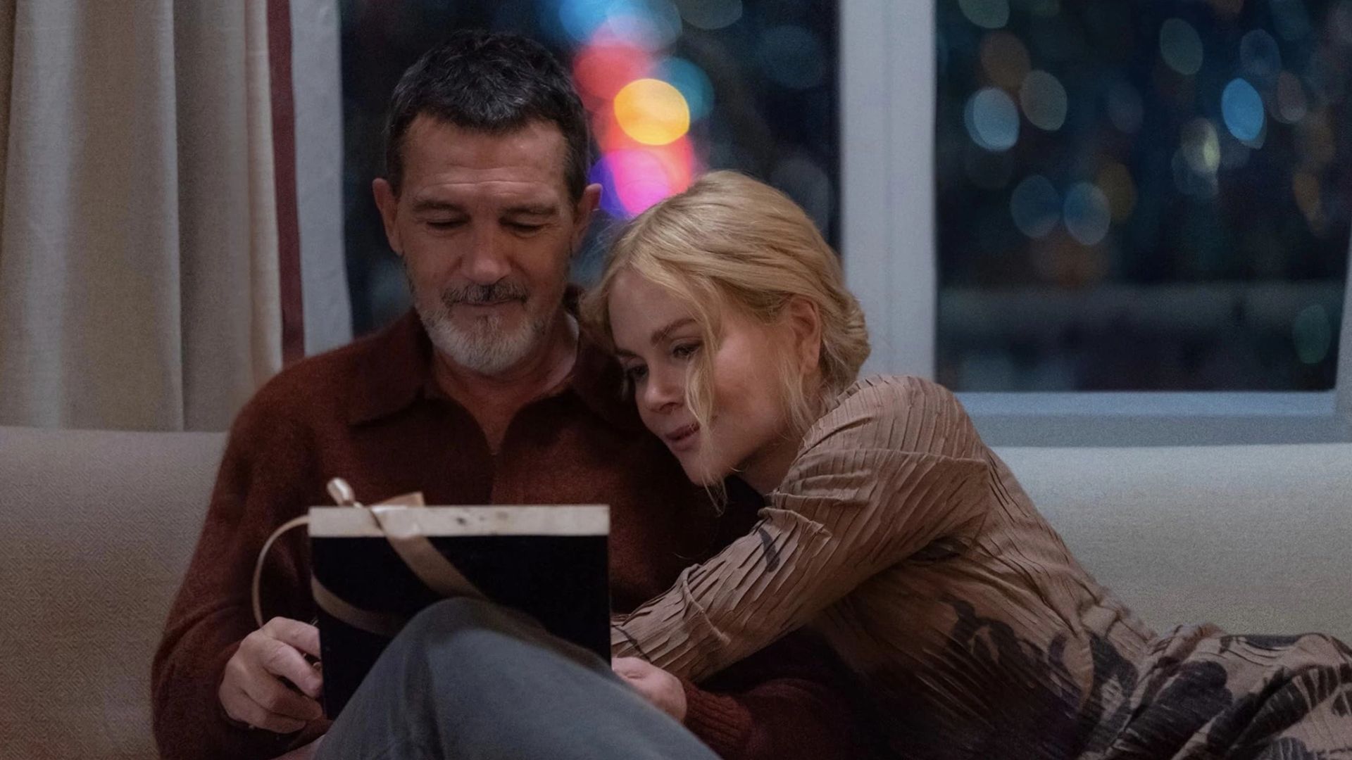Antonio Banderas i Nicole Kidman siedzą na kanapie w objęciach