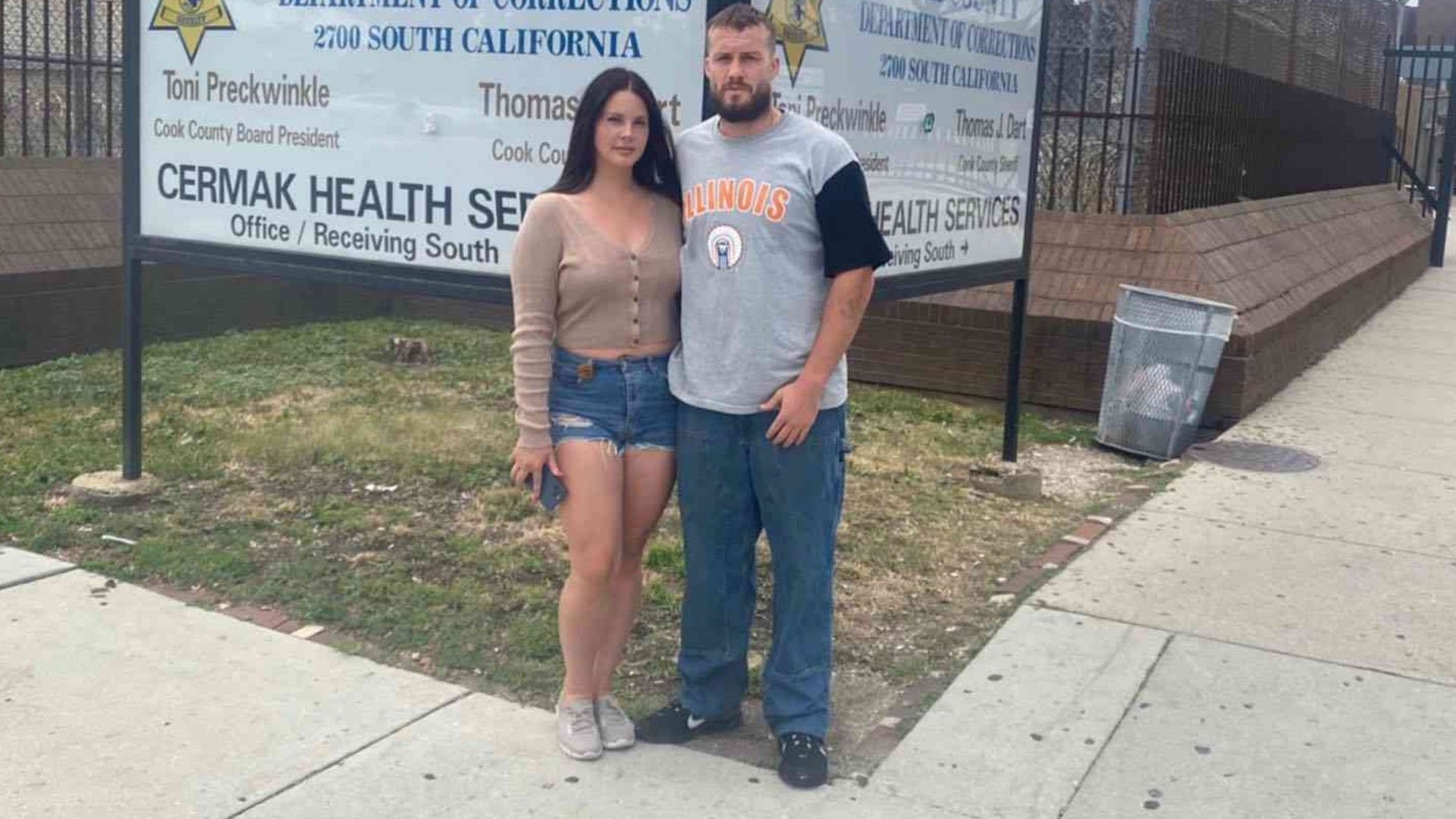Lana Del Rey i Jack Donoghue. Para stoi na ulicy przy znaku Cermak Health Services w Chicago