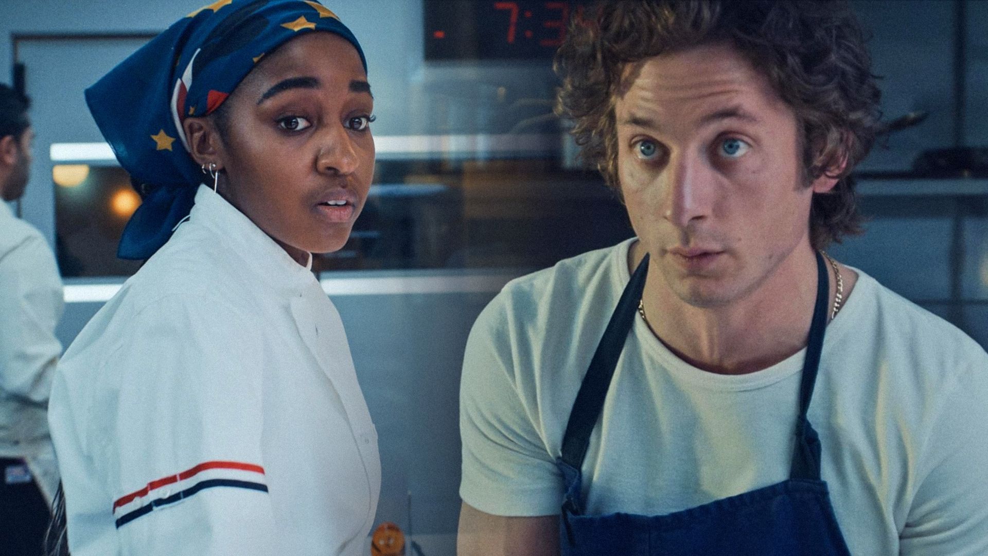 Dziewczyna w chuście na głowie w stroju kucharskim i aktor Jeremy Allen White w niebieskim fartuchu