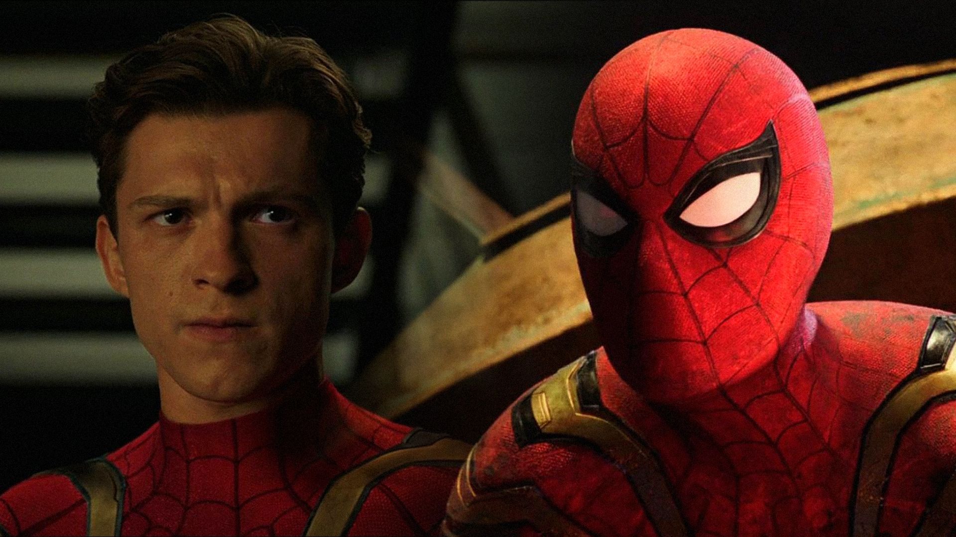 Aktor Tom Holland w kostiumie Spider-Mana patrzy groźnie w bok na ciemnym tle
