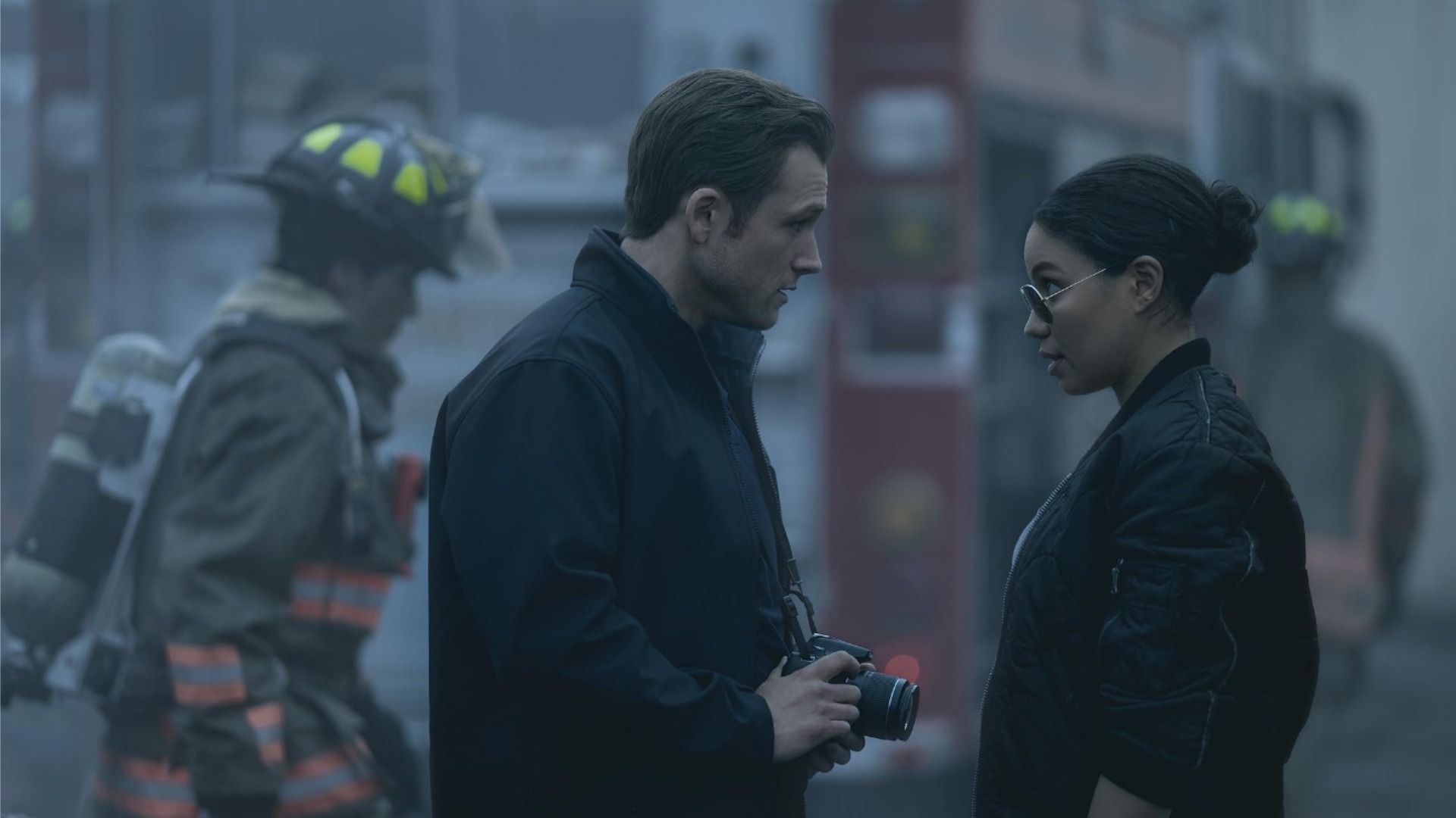 Aktorzy Taron Egerton i Jurnee Smollett w czarnych ubraniach patrzą na siebie