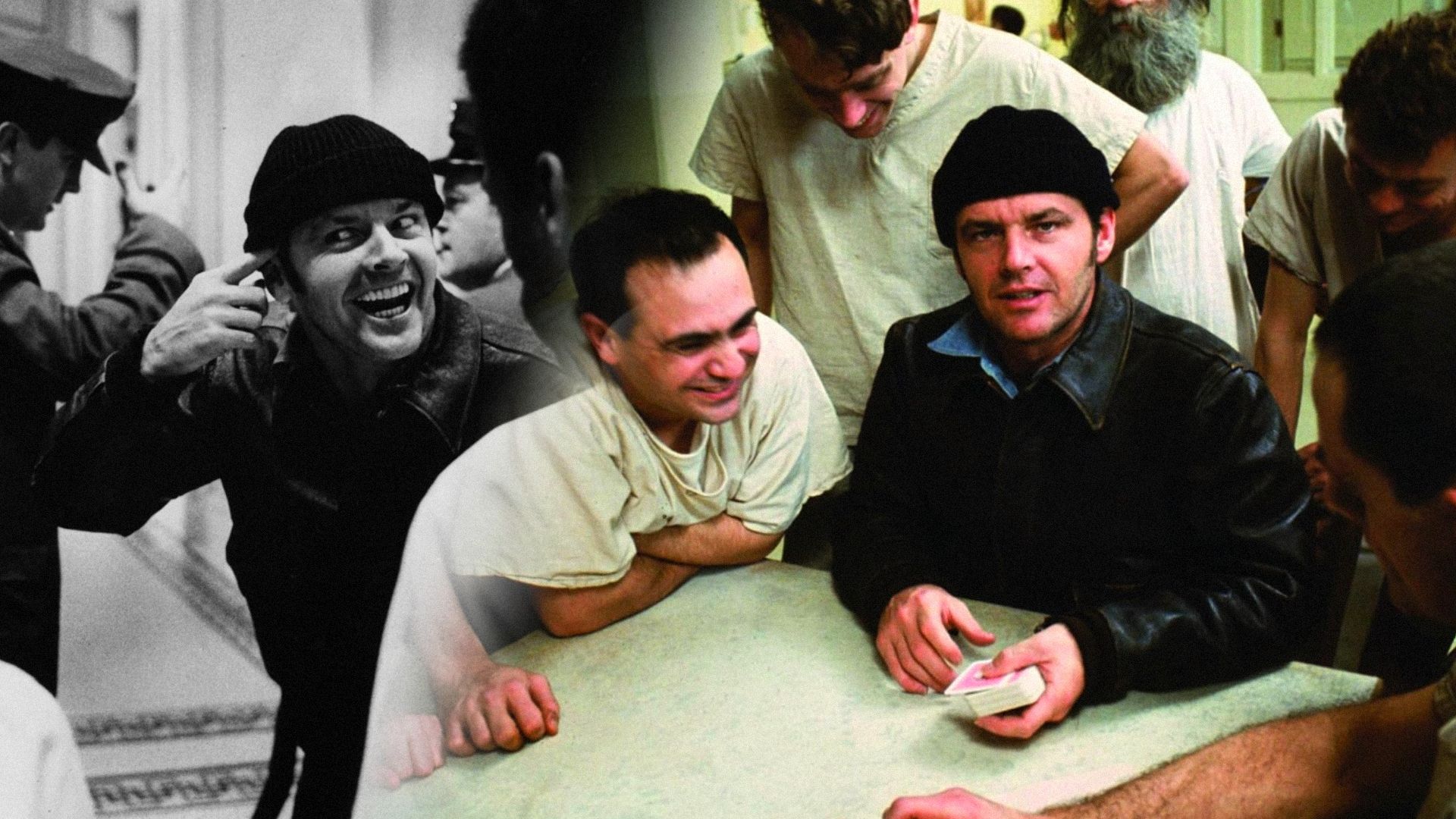 Aktor Jack Nicholson w czarnym kapeluszu siedzi z kartami i uśmiecha się