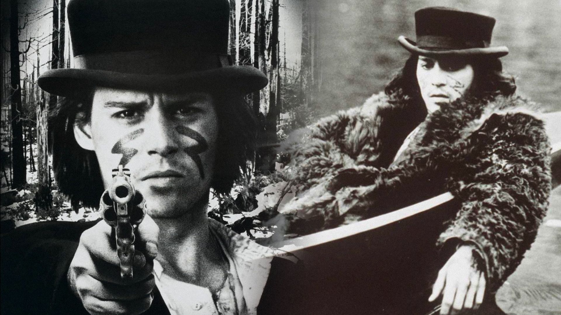Aktor Johnny Depp w czarnym kapeluszu trzymający pistolet patrzy w kamerę