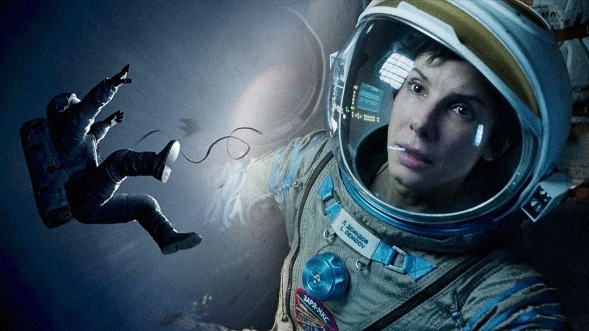 Aktorka Sandra Bullock w skafandrze kosmicznym patrząca w bok z poważnym wyrazem twarzy